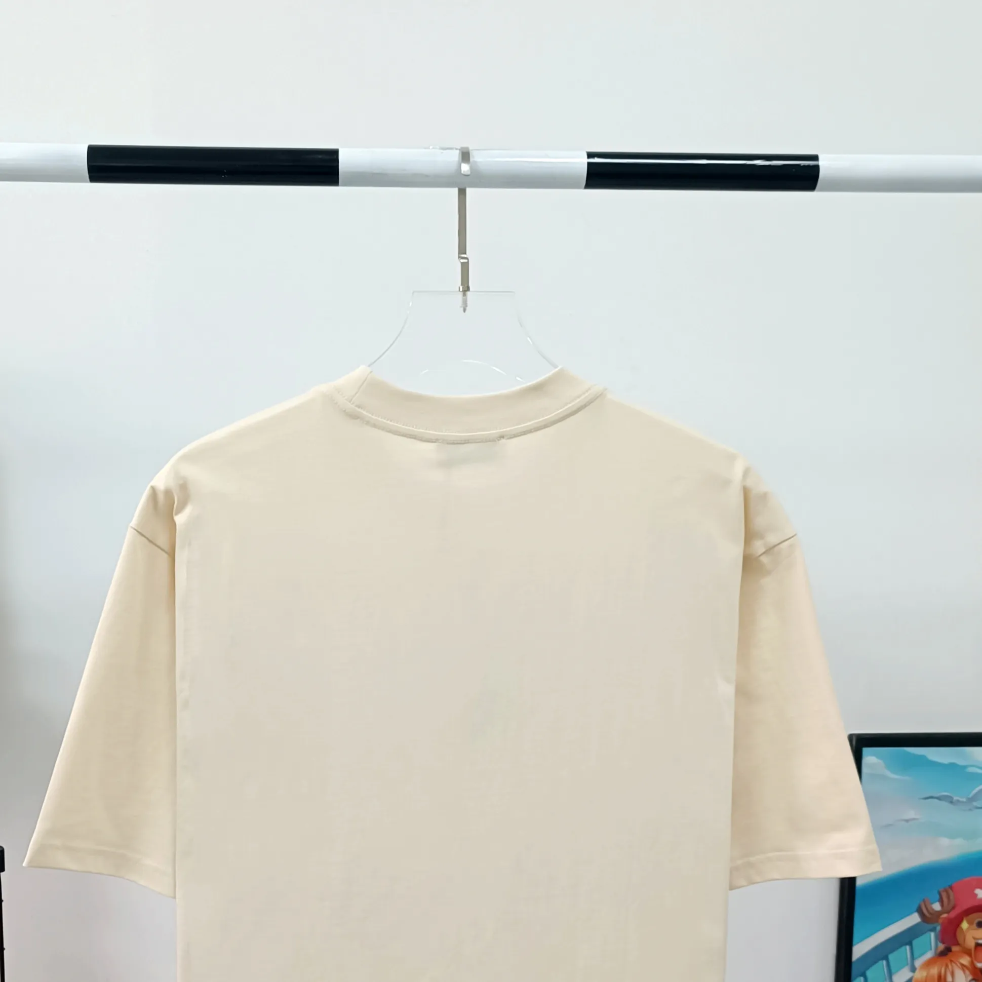 [New] The top tried and tested version of Balenciaga/Balenciaga 2023ss spring new BB lock letter embroidered round neck pullover T-shirt. The appearance of B's ​​single product is of course outstanding. It will definitely attract attention when paired with a couple's style! Fashionable, relaxed and stylish, the atmosphere suddenly fills up~ It is made of 280g double-ply double-yarn plain cotton loose fabric. Good fabrics give us the intuitive feeling that they are high-end, comfortable, soft, delicate and sinewy. Even if you don’t understand fabrics, the touch can give you a new feeling! The design is also really eye-catching. The co-branded print makes the overall look simple and elegant, high-end and fashionable ~ The BB lock letter embroidery design on the chest breaks the boring and boring design of previous years and makes it more youthful and fashionable, adding a trendy style that keeps pace with the times! An item with obvious high street style, OS loose fit cutting design, and the upper body is very durable. This short-sleeved shirt can definitely add a lot of color to your outfit, and also provide you with more charm and temptation in your daily life. Size: XS-L Color: black, off-white P:240