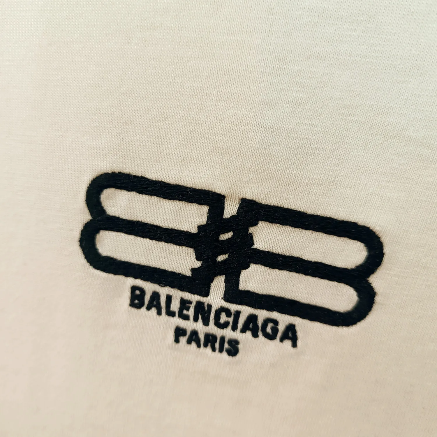 [New] The top tried and tested version of Balenciaga/Balenciaga 2023ss spring new BB lock letter embroidered round neck pullover T-shirt. The appearance of B's ​​single product is of course outstanding. It will definitely attract attention when paired with a couple's style! Fashionable, relaxed and stylish, the atmosphere suddenly fills up~ It is made of 280g double-ply double-yarn plain cotton loose fabric. Good fabrics give us the intuitive feeling that they are high-end, comfortable, soft, delicate and sinewy. Even if you don’t understand fabrics, the touch can give you a new feeling! The design is also really eye-catching. The co-branded print makes the overall look simple and elegant, high-end and fashionable ~ The BB lock letter embroidery design on the chest breaks the boring and boring design of previous years and makes it more youthful and fashionable, adding a trendy style that keeps pace with the times! An item with obvious high street style, OS loose fit cutting design, and the upper body is very durable. This short-sleeved shirt can definitely add a lot of color to your outfit, and also provide you with more charm and temptation in your daily life. Size: XS-L Color: black, off-white P:240