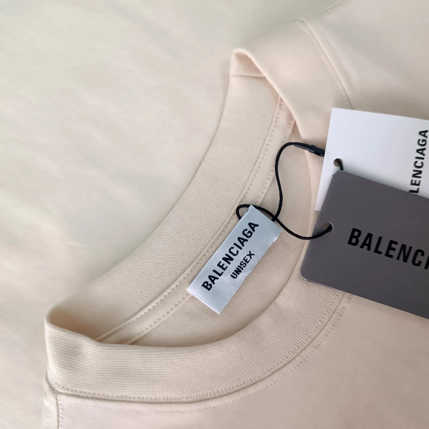 [New] The top tried and tested version of Balenciaga/Balenciaga 2023ss spring new BB lock letter embroidered round neck pullover T-shirt. The appearance of B's ​​single product is of course outstanding. It will definitely attract attention when paired with a couple's style! Fashionable, relaxed and stylish, the atmosphere suddenly fills up~ It is made of 280g double-ply double-yarn plain cotton loose fabric. Good fabrics give us the intuitive feeling that they are high-end, comfortable, soft, delicate and sinewy. Even if you don’t understand fabrics, the touch can give you a new feeling! The design is also really eye-catching. The co-branded print makes the overall look simple and elegant, high-end and fashionable ~ The BB lock letter embroidery design on the chest breaks the boring and boring design of previous years and makes it more youthful and fashionable, adding a trendy style that keeps pace with the times! An item with obvious high street style, OS loose fit cutting design, and the upper body is very durable. This short-sleeved shirt can definitely add a lot of color to your outfit, and also provide you with more charm and temptation in your daily life. Size: XS-L Color: black, off-white P:240