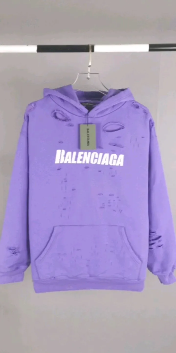 Real shot of the video - the top tested version of BALENCIAGA Balenciaga basic cracked sweatshirts and hoodies for male and female couples stars. It can be said to be the hottest item among the hottest items. It has become popular on major self-media e-commerce platforms such as Xiaohongshu and Dewu. Heavy industrial craftsmanship tests the skills of lathes and printing techniques. Huge cost! Fabric: The outer fabric is made of 460g pure cotton fish scale terry fabric + the inner liner is 260g combed cotton. The weight of the ready-made garment exceeds 1kg, which can ❗️100%❗️ restore the drape of zp. The cost of fabric is over one hundred yuan. Washing process: After making the garment, the holes are polished by hand, and then washed to make it look old. The process is extremely complicated! There are more than 200 holes in the entire dress. The collar, cuffs, and hem are torn by hand (with pliers) rather than frayed. This is a more important detail.  Thread: dyed in the same vat with no color difference. Printing: made of special cracked material to achieve the ultimate in breathability and aesthetics! Just like the patterns on a turtle’s back, each one is different!  Accessories: Complete set of customized accessories + Sydney paper Size: XS-L (maximum wear: 230 catties) Color: blue black white purple red cyan P: 570