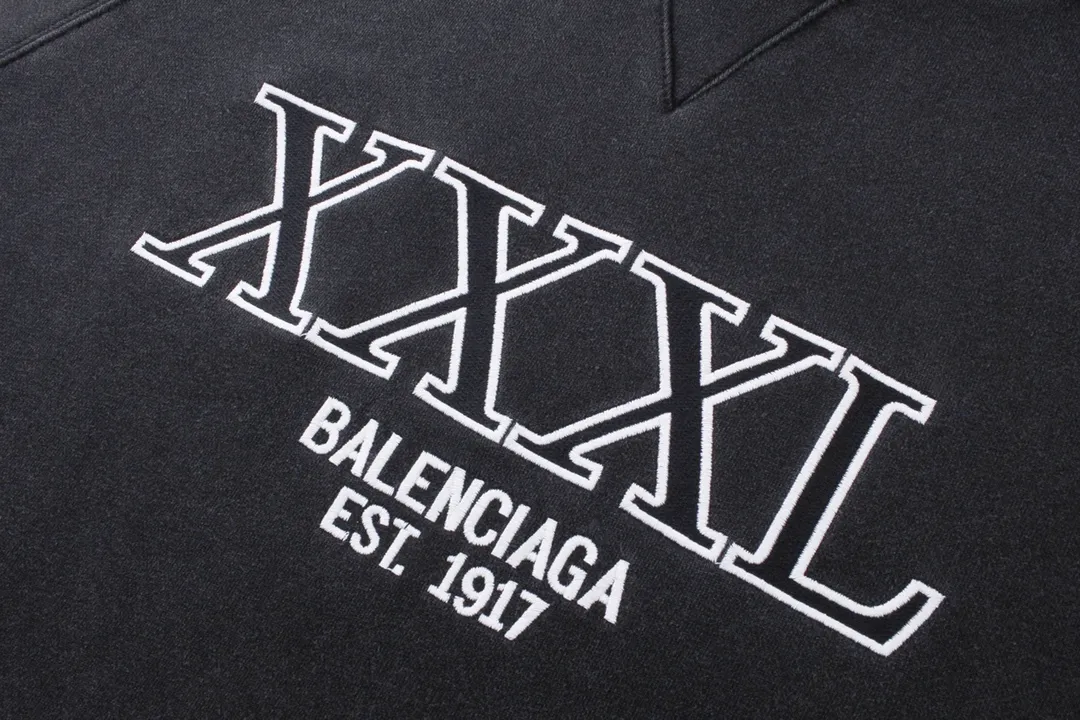 🅿️320 Detailed picture [Top version. Official website quality] BALENCI*GA/Paris. New model, embroidered XXXL classic letters on the chest, synchronized with brick cabinets in autumn and winter. The fabric is made of Paris ZP custom-woven and dyed cotton double-yarn large sweater. The net weight is 450 grams. The cloth surface is clean. The cloth pattern is clear, soft and comfortable. The threads are dyed with no color difference. The classic letter LOGO pattern is embroidered using Tajima embroidery machine, with high-density embroidery, the letters are clear and the three-dimensional effect is strong. Restored brick cabinets. The version adopts OS loose shoulder design. Same style for men and women. Code: BL238083 Color: Black Size: XS S M L