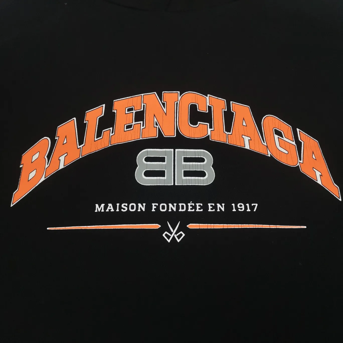 The top version of BALENCIAGA, a house built in 1917, with cracks, turtles, cracks, and holes, is the same hoodie and sweatshirt for male and female couples. The latest season of Paris still uses the basic creation logo 1917 + scissors elements to enhance the public’s impression of Paris’ long-standing brand and re-understand it. The printing still uses the crackle pattern process and the basic glue is used as the base. Prints pull evenly. It adopts the horizontal cracking method, the texture is clear and uniform, it will not fall off easily, and there is no pressure in backwashing and drying. Laser piercing is used to pierce the body, and the piercing effect is obvious. And there will be no wrinkles or deformation at the holes. The neckline is manually frayed, which is very costly and time-consuming. Excellent products, that’s how they come out. The fabric is made of 520g composite crystal fleece fabric, which is full of drape. Package. The hang tags are fully customized and synchronized one to one.  Color: black Size: XS-L (maximum wear: 230 pounds) P:490