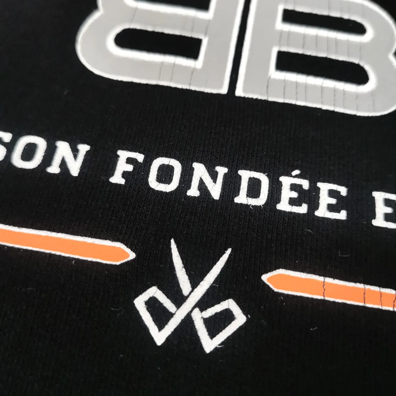 The top version of BALENCIAGA, a house built in 1917, with cracks, turtles, cracks, and holes, is the same hoodie and sweatshirt for male and female couples. The latest season of Paris still uses the basic creation logo 1917 + scissors elements to enhance the public’s impression of Paris’ long-standing brand and re-understand it. The printing still uses the crackle pattern process and the basic glue is used as the base. Prints pull evenly. It adopts the horizontal cracking method, the texture is clear and uniform, it will not fall off easily, and there is no pressure in backwashing and drying. Laser piercing is used to pierce the body, and the piercing effect is obvious. And there will be no wrinkles or deformation at the holes. The neckline is manually frayed, which is very costly and time-consuming. Excellent products, that’s how they come out. The fabric is made of 520g composite crystal fleece fabric, which is full of drape. Package. The hang tags are fully customized and synchronized one to one.  Color: black Size: XS-L (maximum wear: 230 pounds) P:490