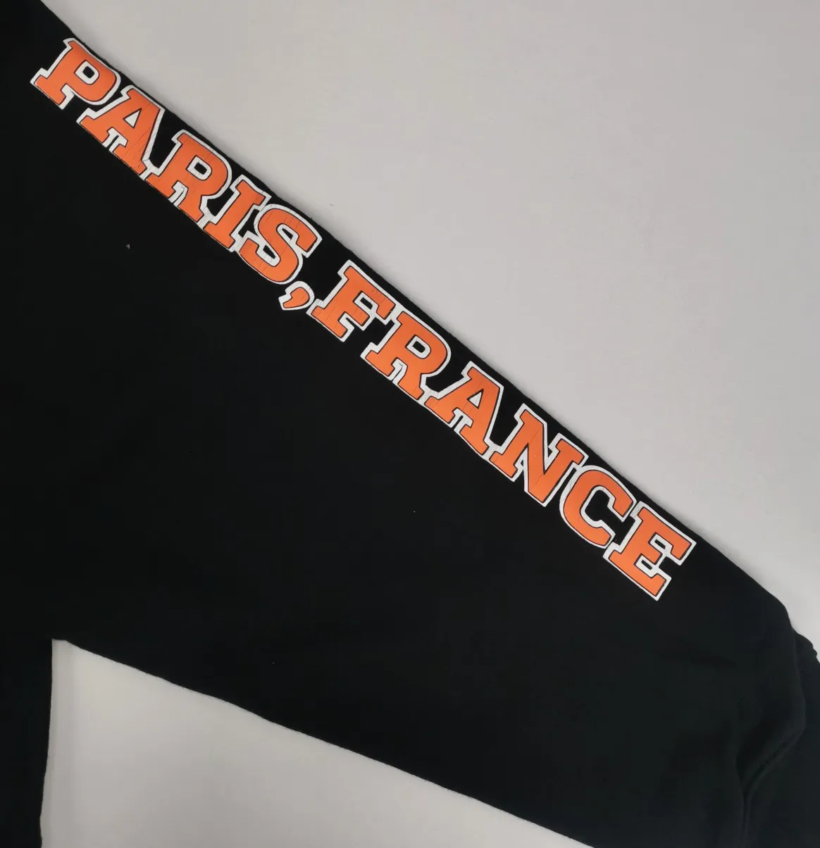 The top version of BALENCIAGA, a house built in 1917, with cracks, turtles, cracks, and holes, is the same hoodie and sweatshirt for male and female couples. The latest season of Paris still uses the basic creation logo 1917 + scissors elements to enhance the public’s impression of Paris’ long-standing brand and re-understand it. The printing still uses the crackle pattern process and the basic glue is used as the base. Prints pull evenly. It adopts the horizontal cracking method, the texture is clear and uniform, it will not fall off easily, and there is no pressure in backwashing and drying. Laser piercing is used to pierce the body, and the piercing effect is obvious. And there will be no wrinkles or deformation at the holes. The neckline is manually frayed, which is very costly and time-consuming. Excellent products, that’s how they come out. The fabric is made of 520g composite crystal fleece fabric, which is full of drape. Package. The hang tags are fully customized and synchronized one to one.  Color: black Size: XS-L (maximum wear: 230 pounds) P:490