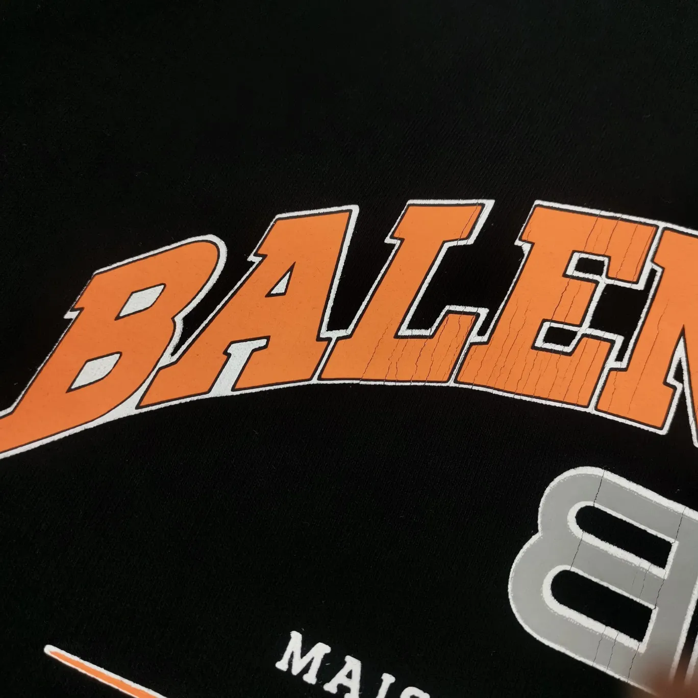 The top version of BALENCIAGA, a house built in 1917, with cracks, turtles, cracks, and holes, is the same hoodie and sweatshirt for male and female couples. The latest season of Paris still uses the basic creation logo 1917 + scissors elements to enhance the public’s impression of Paris’ long-standing brand and re-understand it. The printing still uses the crackle pattern process and the basic glue is used as the base. Prints pull evenly. It adopts the horizontal cracking method, the texture is clear and uniform, it will not fall off easily, and there is no pressure in backwashing and drying. Laser piercing is used to pierce the body, and the piercing effect is obvious. And there will be no wrinkles or deformation at the holes. The neckline is manually frayed, which is very costly and time-consuming. Excellent products, that’s how they come out. The fabric is made of 520g composite crystal fleece fabric, which is full of drape. Package. The hang tags are fully customized and synchronized one to one.  Color: black Size: XS-L (maximum wear: 230 pounds) P:490