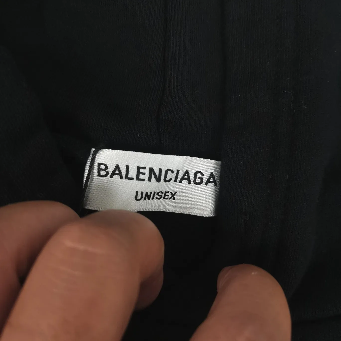 The top version of BALENCIAGA, a house built in 1917, with cracks, turtles, cracks, and holes, is the same hoodie and sweatshirt for male and female couples. The latest season of Paris still uses the basic creation logo 1917 + scissors elements to enhance the public’s impression of Paris’ long-standing brand and re-understand it. The printing still uses the crackle pattern process and the basic glue is used as the base. Prints pull evenly. It adopts the horizontal cracking method, the texture is clear and uniform, it will not fall off easily, and there is no pressure in backwashing and drying. Laser piercing is used to pierce the body, and the piercing effect is obvious. And there will be no wrinkles or deformation at the holes. The neckline is manually frayed, which is very costly and time-consuming. Excellent products, that’s how they come out. The fabric is made of 520g composite crystal fleece fabric, which is full of drape. Package. The hang tags are fully customized and synchronized one to one.  Color: black Size: XS-L (maximum wear: 230 pounds) P:490