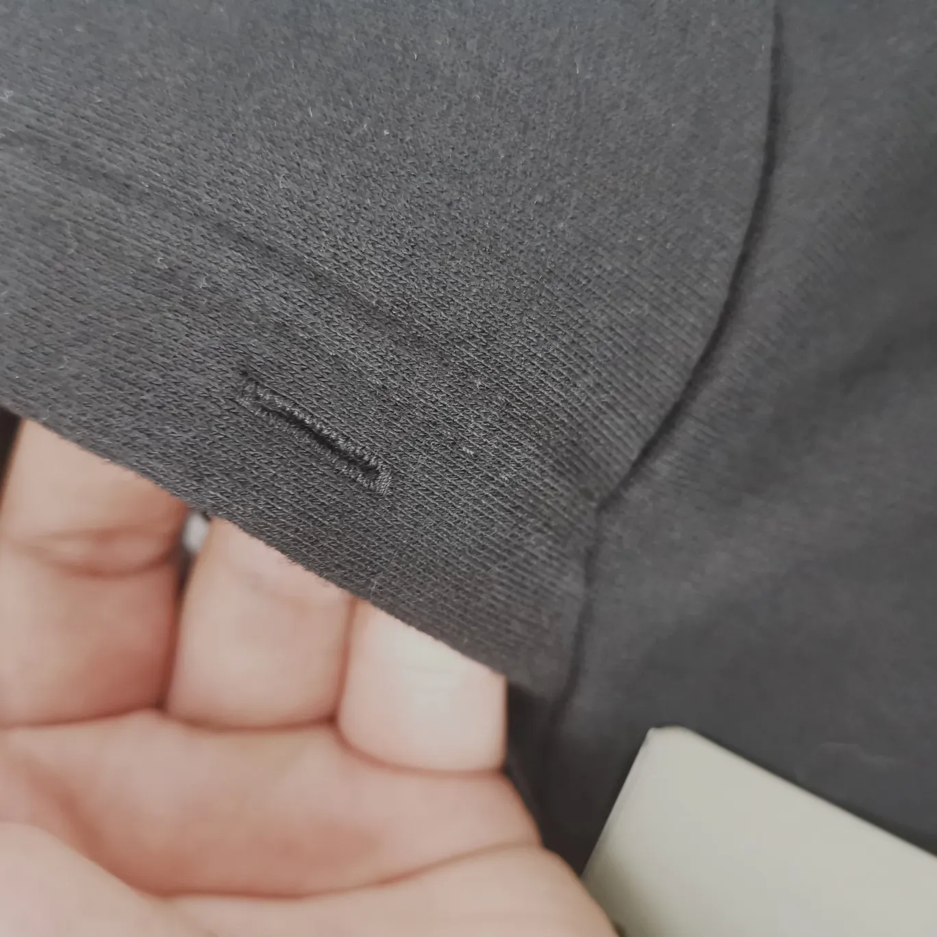 The top version of BALENCIAGA, a house built in 1917, with cracks, turtles, cracks, and holes, is the same hoodie and sweatshirt for male and female couples. The latest season of Paris still uses the basic creation logo 1917 + scissors elements to enhance the public’s impression of Paris’ long-standing brand and re-understand it. The printing still uses the crackle pattern process and the basic glue is used as the base. Prints pull evenly. It adopts the horizontal cracking method, the texture is clear and uniform, it will not fall off easily, and there is no pressure in backwashing and drying. Laser piercing is used to pierce the body, and the piercing effect is obvious. And there will be no wrinkles or deformation at the holes. The neckline is manually frayed, which is very costly and time-consuming. Excellent products, that’s how they come out. The fabric is made of 520g composite crystal fleece fabric, which is full of drape. Package. The hang tags are fully customized and synchronized one to one.  Color: black Size: XS-L (maximum wear: 230 pounds) P:490