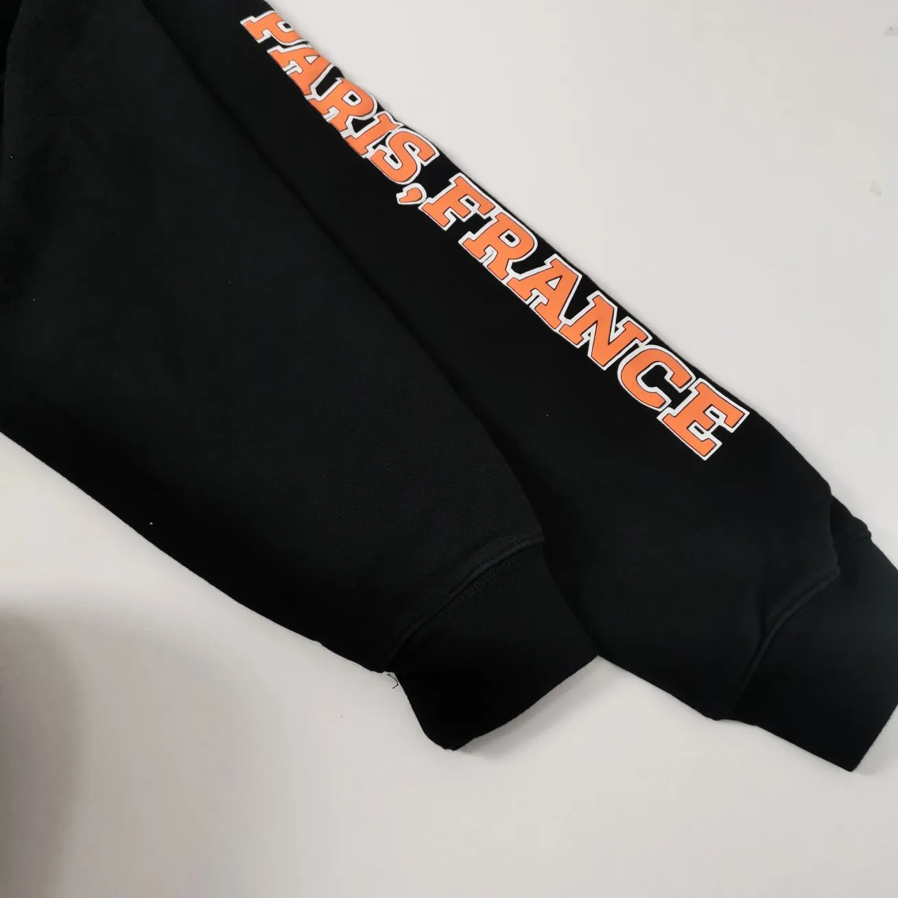 The top version of BALENCIAGA, a house built in 1917, with cracks, turtles, cracks, and holes, is the same hoodie and sweatshirt for male and female couples. The latest season of Paris still uses the basic creation logo 1917 + scissors elements to enhance the public’s impression of Paris’ long-standing brand and re-understand it. The printing still uses the crackle pattern process and the basic glue is used as the base. Prints pull evenly. It adopts the horizontal cracking method, the texture is clear and uniform, it will not fall off easily, and there is no pressure in backwashing and drying. Laser piercing is used to pierce the body, and the piercing effect is obvious. And there will be no wrinkles or deformation at the holes. The neckline is manually frayed, which is very costly and time-consuming. Excellent products, that’s how they come out. The fabric is made of 520g composite crystal fleece fabric, which is full of drape. Package. The hang tags are fully customized and synchronized one to one.  Color: black Size: XS-L (maximum wear: 230 pounds) P:490