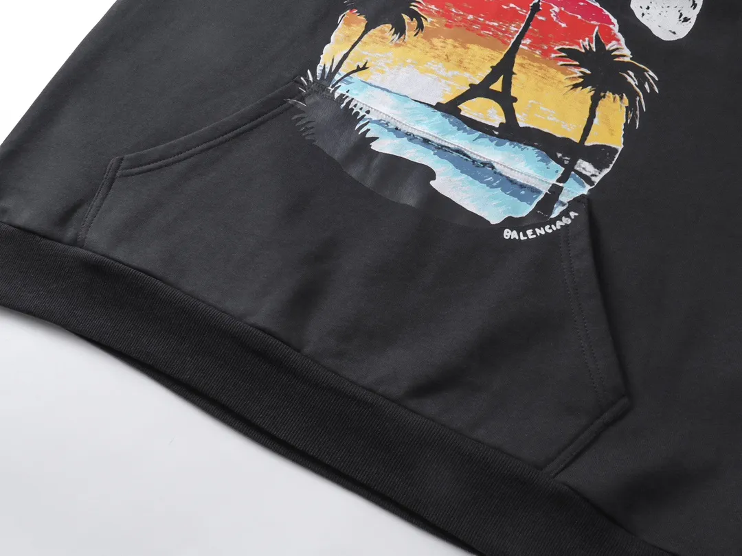 🅿️320 real photos [Top version. Official website quality] BALENCI*GA/Paris. Hawaiian sunset coconut palm tower LOGO pattern direct-printed hooded sweatshirt. Brick cabinet synchronization. The fabric is made of Paris ZP custom-woven and dyed cotton sweatshirt. The weight is 460 grams. The cloth surface is clean. The cloth pattern is clear, soft and comfortable. The threads are dyed with no color difference. The classic pattern printing uses imported machine direct printing. The effect is three-dimensional and restores the brick cabinet. Different market currencies, welcome to compare. The version adopts OS loose shoulder design. Same style for men and women. Code: BL238920 Color: black, white Size: XS S M L