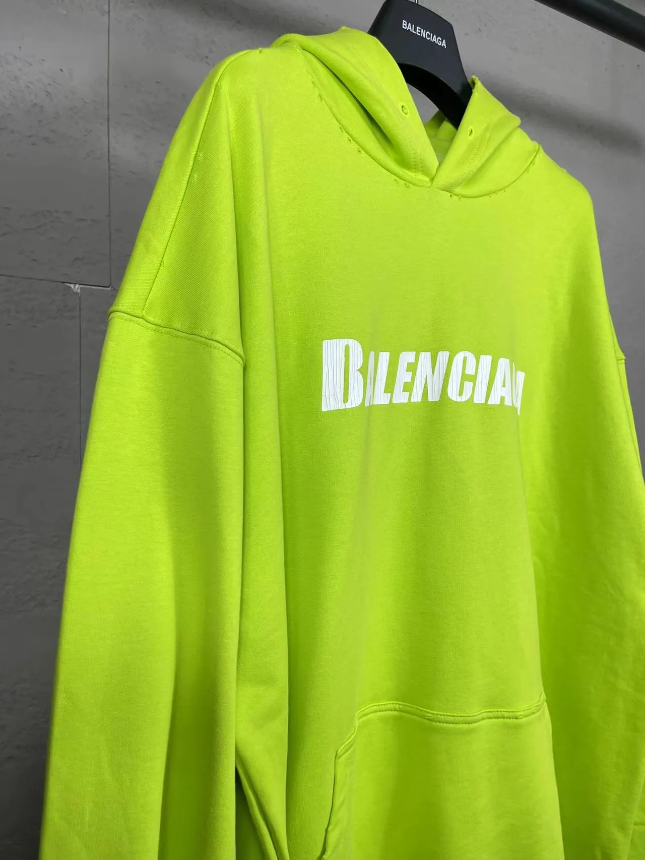 🅿️300 real photos [Top version. Official website quality] BALENCI*GA/Paris. 2023 new style. Classic letter LOGO printed distressed hooded sweatshirt. Brick cabinet synchronization. The fabric is made of Paris ZP custom-woven and dyed cotton double yarn terry sweatshirt material. The weight is 450 grams, the cloth surface is clean. The cloth pattern is clear, soft and comfortable. The threads are dyed with no color difference. The classic pattern is printed with environmentally friendly imported materials and precision printing screens, with clear letters and three-dimensional effect. Restored brick cabinet. The garments are hand-worn and distressed by many people. They are very different from the market currency. You are welcome to compare. The version adopts the OS loose shoulder version. The same style for men and women. Coding: BL238008 Color: black, coffee, white, fruit green Size: XS S M L