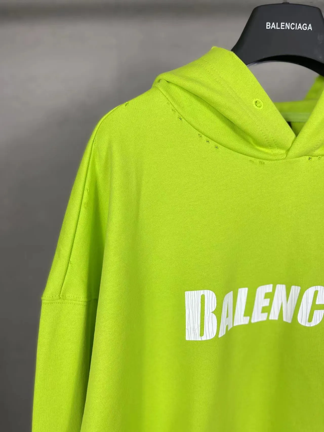 🅿️300 real photos [Top version. Official website quality] BALENCI*GA/Paris. 2023 new style. Classic letter LOGO printed distressed hooded sweatshirt. Brick cabinet synchronization. The fabric is made of Paris ZP custom-woven and dyed cotton double yarn terry sweatshirt material. The weight is 450 grams, the cloth surface is clean. The cloth pattern is clear, soft and comfortable. The threads are dyed with no color difference. The classic pattern is printed with environmentally friendly imported materials and precision printing screens, with clear letters and three-dimensional effect. Restored brick cabinet. The garments are hand-worn and distressed by many people. They are very different from the market currency. You are welcome to compare. The version adopts the OS loose shoulder version. The same style for men and women. Coding: BL238008 Color: black, coffee, white, fruit green Size: XS S M L