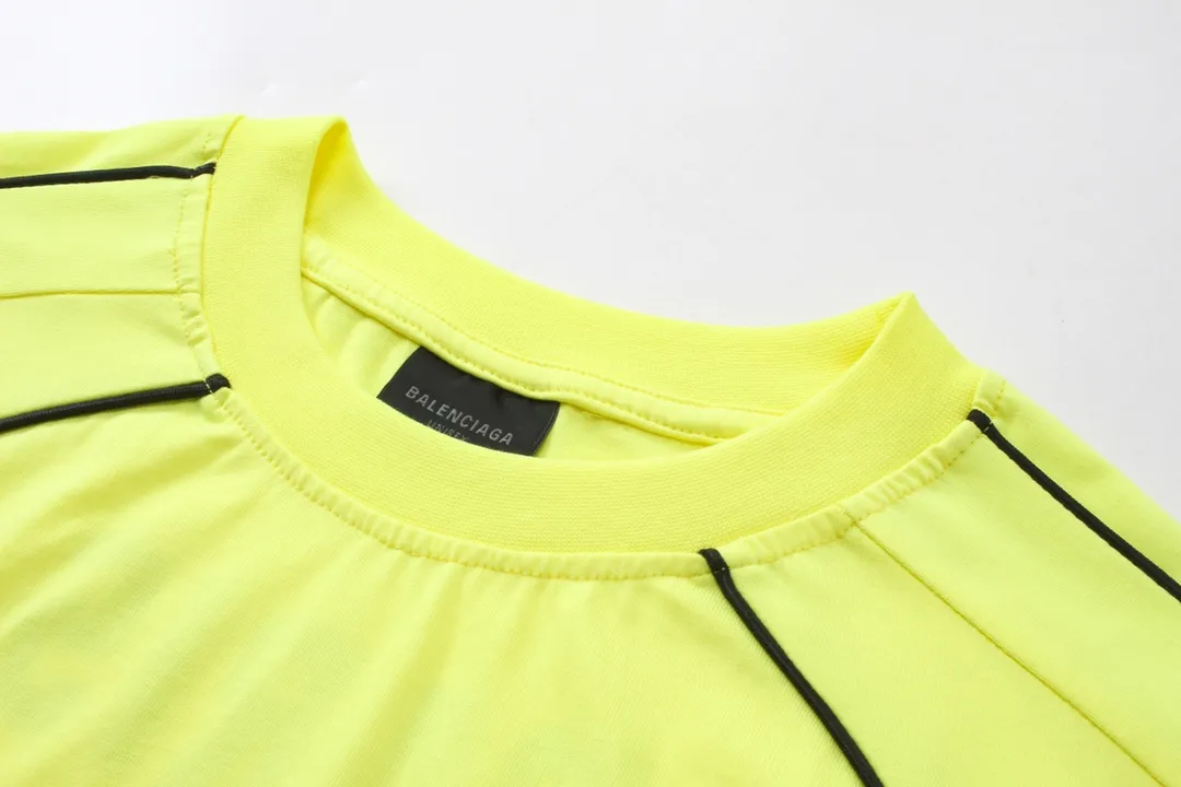 🅿️260 Detailed Pictures [Top version. Official website quality] BALENCI*GA/Paris new joint football sportswear LOGO embroidered printed short-sleeved T-shirt# The whole dress is stitched with multiple stitching edges. The craftsmanship is extremely complex and is popular in different markets. Positive P is pure cotton cloth, not an ordinary healthy cloth. Welcome to compare🆚. The fabric is made of Paris ZP custom-woven and dyed cotton double yarn. Weighing 260 grams, the cloth surface is clean. The cloth pattern is clear, soft and comfortable. The threads are dyed with no color difference. The classic pattern embroidery is embroidered by Tajima imported embroidery machine, and the printing uses imported glue. The letters are clear, three-dimensional and without burrs. Jubie market produces pictures based on pictures. Welcome to compare. The version adopts OS loose shoulder version. Same style for men and women. Code: BL223338 Color: black, white, pink, fluorescent yellow, red, Size: XS to L