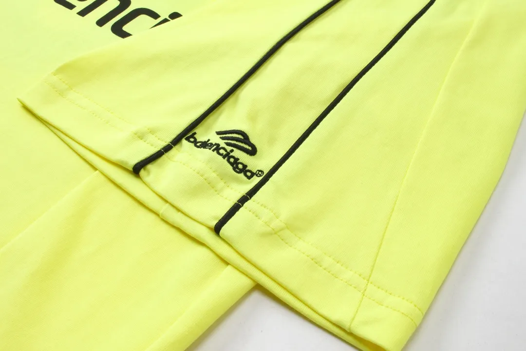 🅿️260 Detailed Pictures [Top version. Official website quality] BALENCI*GA/Paris new joint football sportswear LOGO embroidered printed short-sleeved T-shirt# The whole dress is stitched with multiple stitching edges. The craftsmanship is extremely complex and is popular in different markets. Positive P is pure cotton cloth, not an ordinary healthy cloth. Welcome to compare🆚. The fabric is made of Paris ZP custom-woven and dyed cotton double yarn. Weighing 260 grams, the cloth surface is clean. The cloth pattern is clear, soft and comfortable. The threads are dyed with no color difference. The classic pattern embroidery is embroidered by Tajima imported embroidery machine, and the printing uses imported glue. The letters are clear, three-dimensional and without burrs. Jubie market produces pictures based on pictures. Welcome to compare. The version adopts OS loose shoulder version. Same style for men and women. Code: BL223338 Color: black, white, pink, fluorescent yellow, red, Size: XS to L