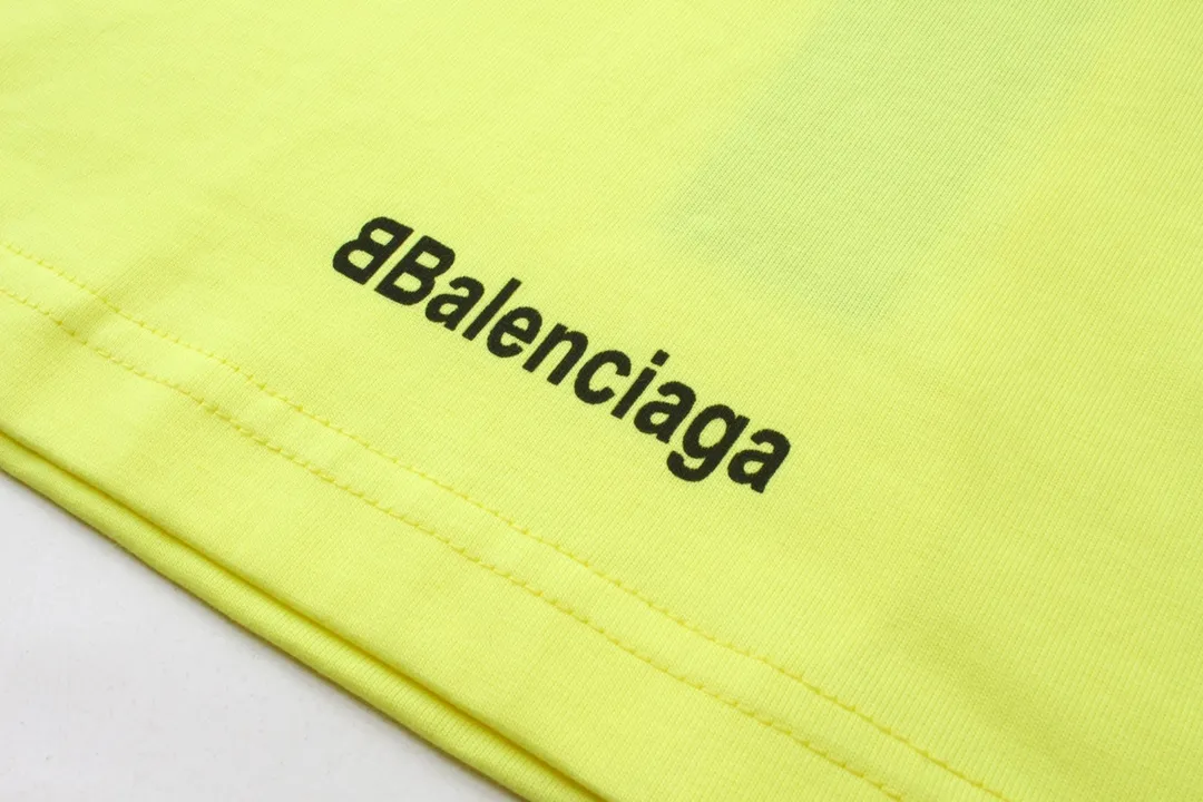 🅿️260 Detailed Pictures [Top version. Official website quality] BALENCI*GA/Paris new joint football sportswear LOGO embroidered printed short-sleeved T-shirt# The whole dress is stitched with multiple stitching edges. The craftsmanship is extremely complex and is popular in different markets. Positive P is pure cotton cloth, not an ordinary healthy cloth. Welcome to compare🆚. The fabric is made of Paris ZP custom-woven and dyed cotton double yarn. Weighing 260 grams, the cloth surface is clean. The cloth pattern is clear, soft and comfortable. The threads are dyed with no color difference. The classic pattern embroidery is embroidered by Tajima imported embroidery machine, and the printing uses imported glue. The letters are clear, three-dimensional and without burrs. Jubie market produces pictures based on pictures. Welcome to compare. The version adopts OS loose shoulder version. Same style for men and women. Code: BL223338 Color: black, white, pink, fluorescent yellow, red, Size: XS to L