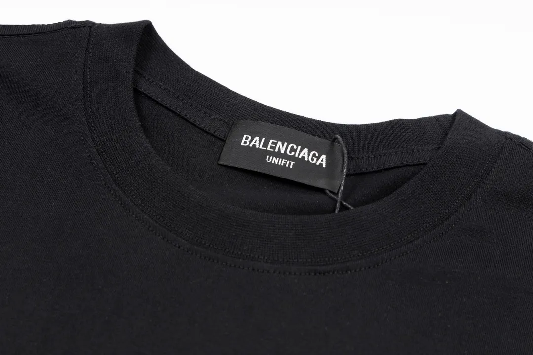 🅿️170 Detailed picture [Top version. Official website quality] BALENCIAGA/Balenciaga WFP4044 World Food Agency charity limited edition #short-sleeved T-shirt. The fabric is made of Paris ZP custom-woven and dyed cotton double yarn. Weighing 260 grams, the cloth surface is clean. The cloth pattern is clear, soft and comfortable. The ribbing is dyed with no color difference. The classic pattern printing uses environmentally friendly imported glue and precision stencils. The letters are clear. No burrs. The three-dimensional effect is strong. The version adopts the OS loose shoulder version. The same style for men and women. Coding: BL223030 Color: white, black, coffee Size: XS S M L