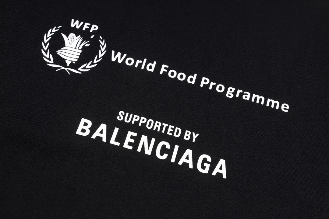 🅿️170 Detailed picture [Top version. Official website quality] BALENCIAGA/Balenciaga WFP4044 World Food Agency charity limited edition #short-sleeved T-shirt. The fabric is made of Paris ZP custom-woven and dyed cotton double yarn. Weighing 260 grams, the cloth surface is clean. The cloth pattern is clear, soft and comfortable. The ribbing is dyed with no color difference. The classic pattern printing uses environmentally friendly imported glue and precision stencils. The letters are clear. No burrs. The three-dimensional effect is strong. The version adopts the OS loose shoulder version. The same style for men and women. Coding: BL223030 Color: white, black, coffee Size: XS S M L