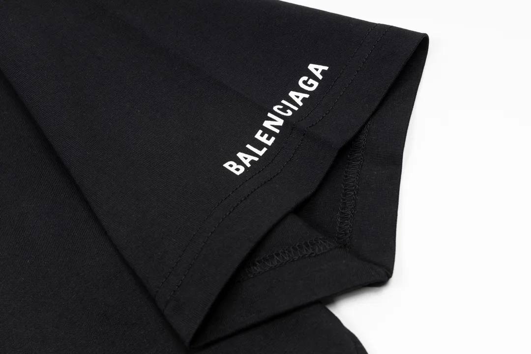 🅿️170 Detailed picture [Top version. Official website quality] BALENCIAGA/Balenciaga WFP4044 World Food Agency charity limited edition #short-sleeved T-shirt. The fabric is made of Paris ZP custom-woven and dyed cotton double yarn. Weighing 260 grams, the cloth surface is clean. The cloth pattern is clear, soft and comfortable. The ribbing is dyed with no color difference. The classic pattern printing uses environmentally friendly imported glue and precision stencils. The letters are clear. No burrs. The three-dimensional effect is strong. The version adopts the OS loose shoulder version. The same style for men and women. Coding: BL223030 Color: white, black, coffee Size: XS S M L