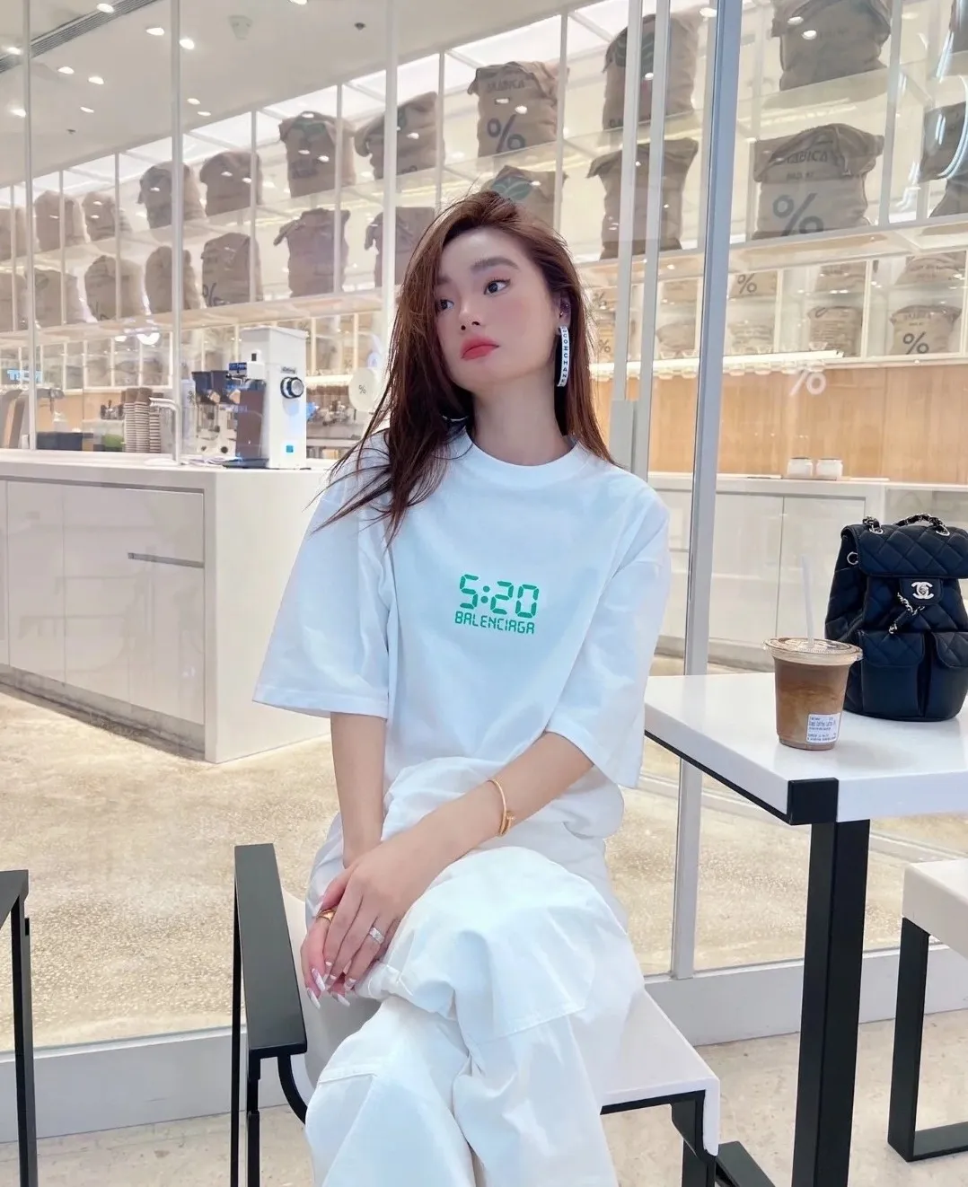 ♻️💯Refer to the model picture for the upper body❤️Can be paired with a gift box BALENCIAGA 520 limited capsule series I love you luminous 5:20 men and women couples the same fashion brand pure cotton loose breathable short sleeves. The fluorescent font on the chest particularly highlights the theme of this short sleeve. Obvious, naked expression. The printing uses collar glue technology, and fluorescent powder is added in proportion to the glue. When the printing is heated and exposed to ultraviolet light, a luminous effect can appear. The fabric of the clothes, black and white, has been washed. The fabric is made of 26S 280g pure cotton fabric. The black color has been fried with snowflakes and distressed. Original and consistent craftsmanship! Color: Washed Black White Size: XS-L P:240