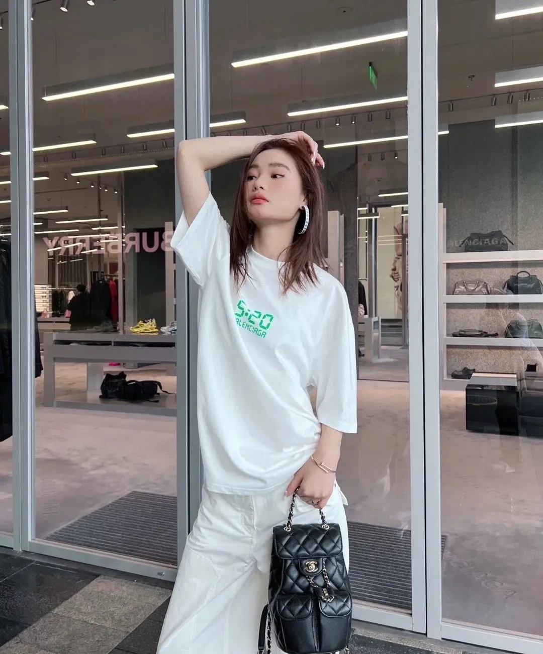 ♻️💯Refer to the model picture for the upper body❤️Can be paired with a gift box BALENCIAGA 520 limited capsule series I love you luminous 5:20 men and women couples the same fashion brand pure cotton loose breathable short sleeves. The fluorescent font on the chest particularly highlights the theme of this short sleeve. Obvious, naked expression. The printing uses collar glue technology, and fluorescent powder is added in proportion to the glue. When the printing is heated and exposed to ultraviolet light, a luminous effect can appear. The fabric of the clothes, black and white, has been washed. The fabric is made of 26S 280g pure cotton fabric. The black color has been fried with snowflakes and distressed. Original and consistent craftsmanship! Color: Washed Black White Size: XS-L P:240