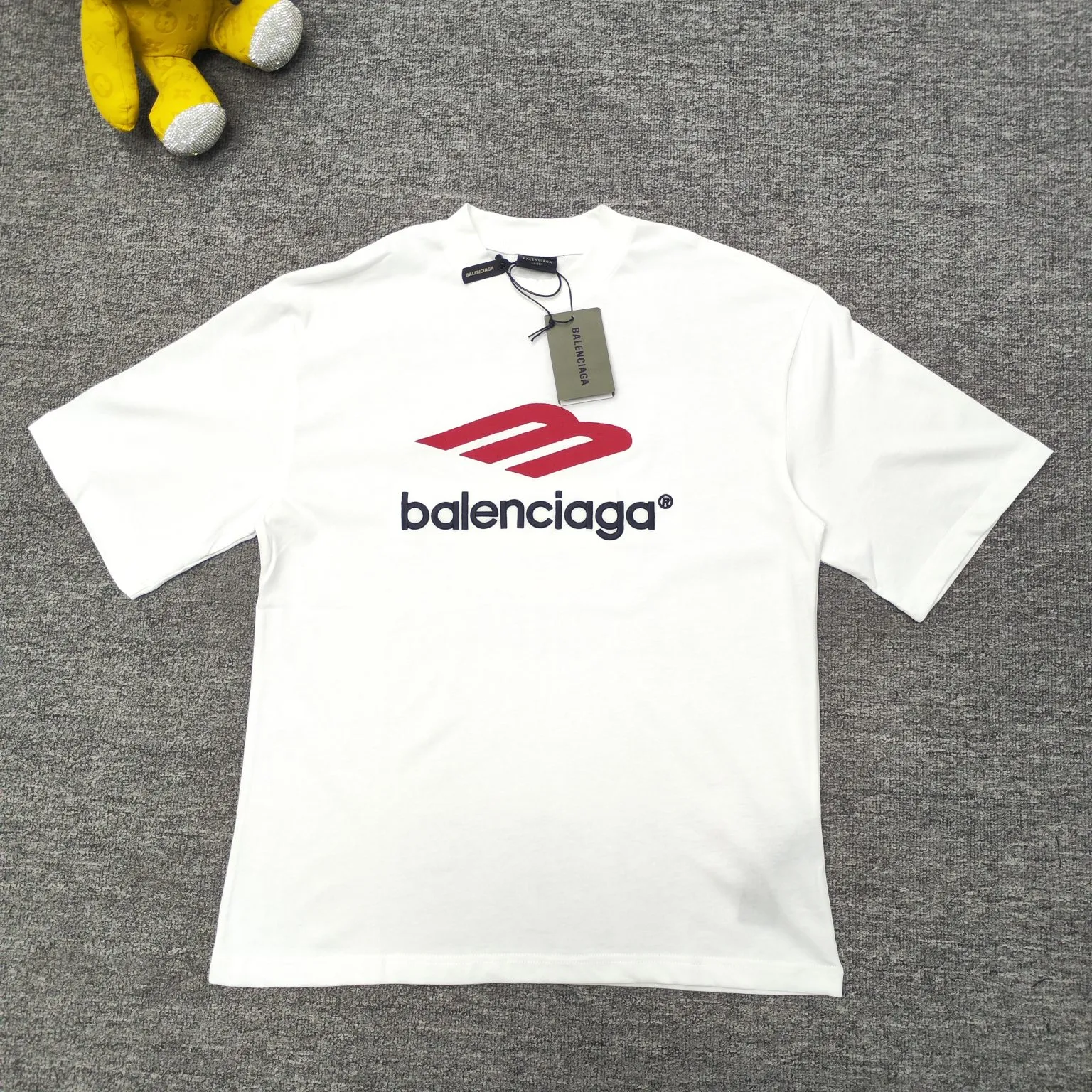 Top version BALENCIAGA Paris' new M-label LOGO letter embroidery short-sleeved T-shirt. The front arms are embroidered with imported Tajima machine heavy industry 10w+ needles. Fine embroidery without rough edges and miscellaneous threads. Very tight and obvious concave and convex texture. Custom-woven and dyed 260g combed cotton fabric. Zero color difference in threads. Perfect details. Different from the current version in the market. Welcome to compare. Same style for men and women. Must-sell in the picture above -Color: white black -SIZE: Xs S M L P:260