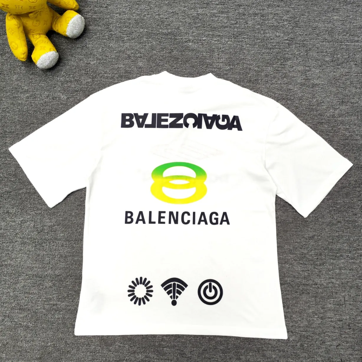 Top version BALENCIAGA Paris' new M-label LOGO letter embroidery short-sleeved T-shirt. The front arms are embroidered with imported Tajima machine heavy industry 10w+ needles. Fine embroidery without rough edges and miscellaneous threads. Very tight and obvious concave and convex texture. Custom-woven and dyed 260g combed cotton fabric. Zero color difference in threads. Perfect details. Different from the current version in the market. Welcome to compare. Same style for men and women. Must-sell in the picture above -Color: white black -SIZE: Xs S M L P:260