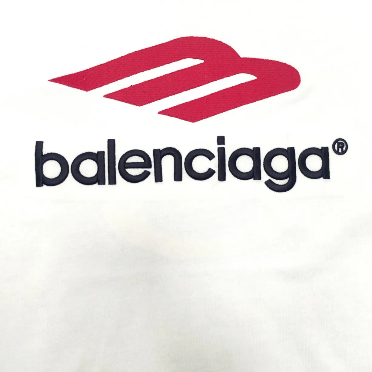 Top version BALENCIAGA Paris' new M-label LOGO letter embroidery short-sleeved T-shirt. The front arms are embroidered with imported Tajima machine heavy industry 10w+ needles. Fine embroidery without rough edges and miscellaneous threads. Very tight and obvious concave and convex texture. Custom-woven and dyed 260g combed cotton fabric. Zero color difference in threads. Perfect details. Different from the current version in the market. Welcome to compare. Same style for men and women. Must-sell in the picture above -Color: white black -SIZE: Xs S M L P:260