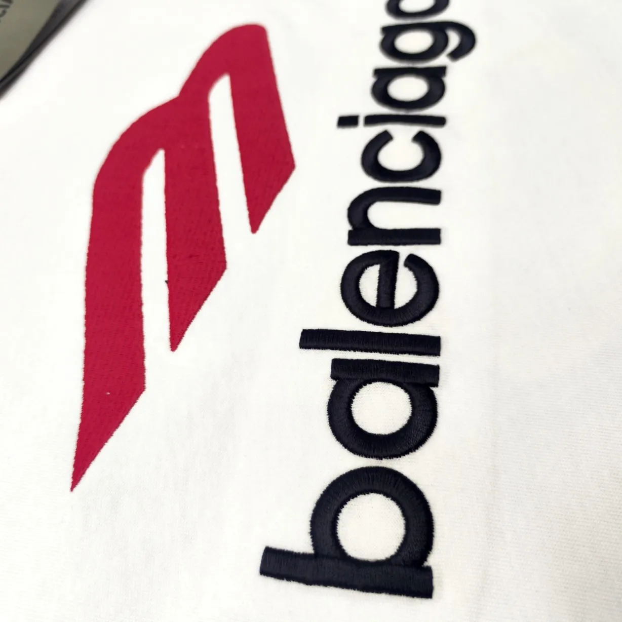 Top version BALENCIAGA Paris' new M-label LOGO letter embroidery short-sleeved T-shirt. The front arms are embroidered with imported Tajima machine heavy industry 10w+ needles. Fine embroidery without rough edges and miscellaneous threads. Very tight and obvious concave and convex texture. Custom-woven and dyed 260g combed cotton fabric. Zero color difference in threads. Perfect details. Different from the current version in the market. Welcome to compare. Same style for men and women. Must-sell in the picture above -Color: white black -SIZE: Xs S M L P:260