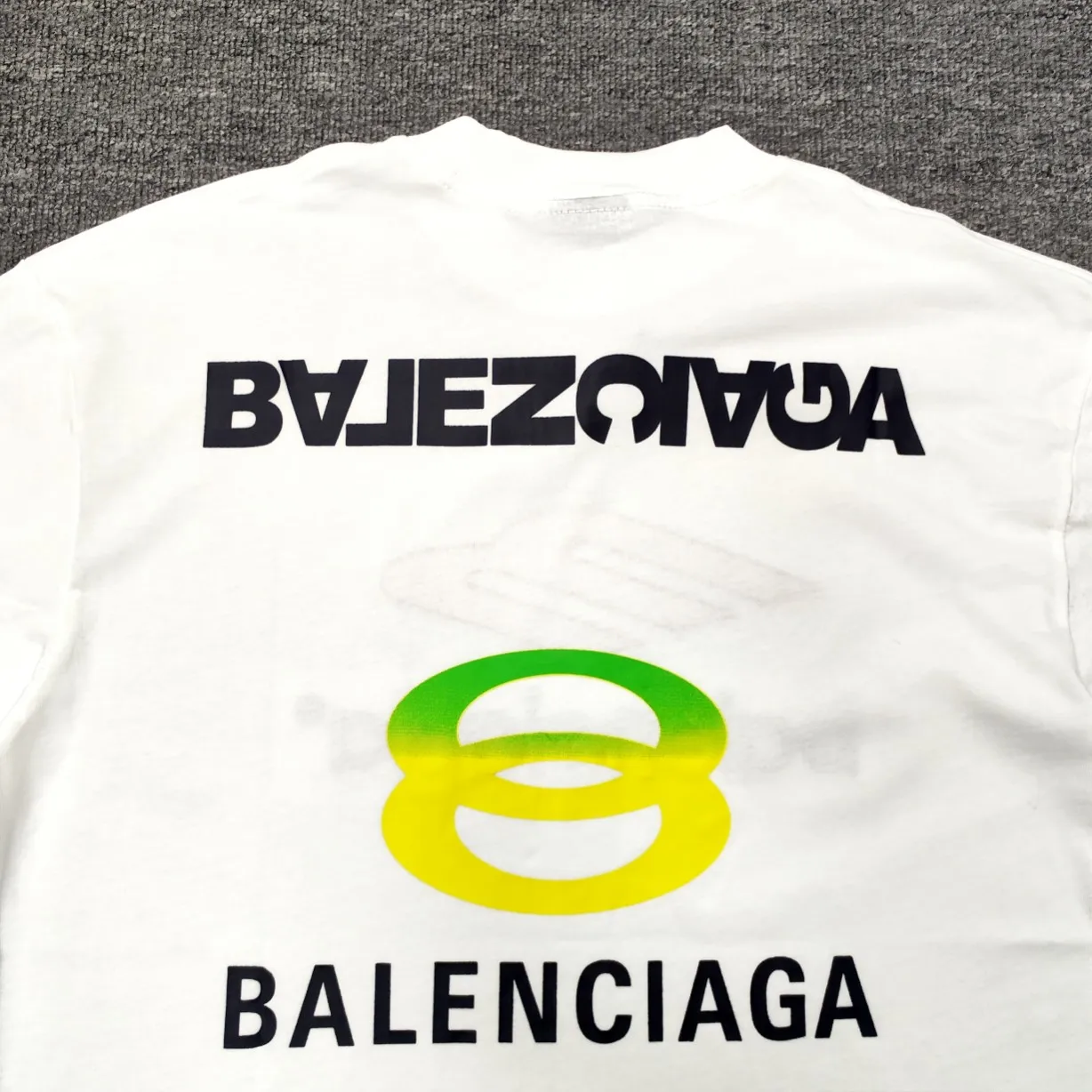Top version BALENCIAGA Paris' new M-label LOGO letter embroidery short-sleeved T-shirt. The front arms are embroidered with imported Tajima machine heavy industry 10w+ needles. Fine embroidery without rough edges and miscellaneous threads. Very tight and obvious concave and convex texture. Custom-woven and dyed 260g combed cotton fabric. Zero color difference in threads. Perfect details. Different from the current version in the market. Welcome to compare. Same style for men and women. Must-sell in the picture above -Color: white black -SIZE: Xs S M L P:260