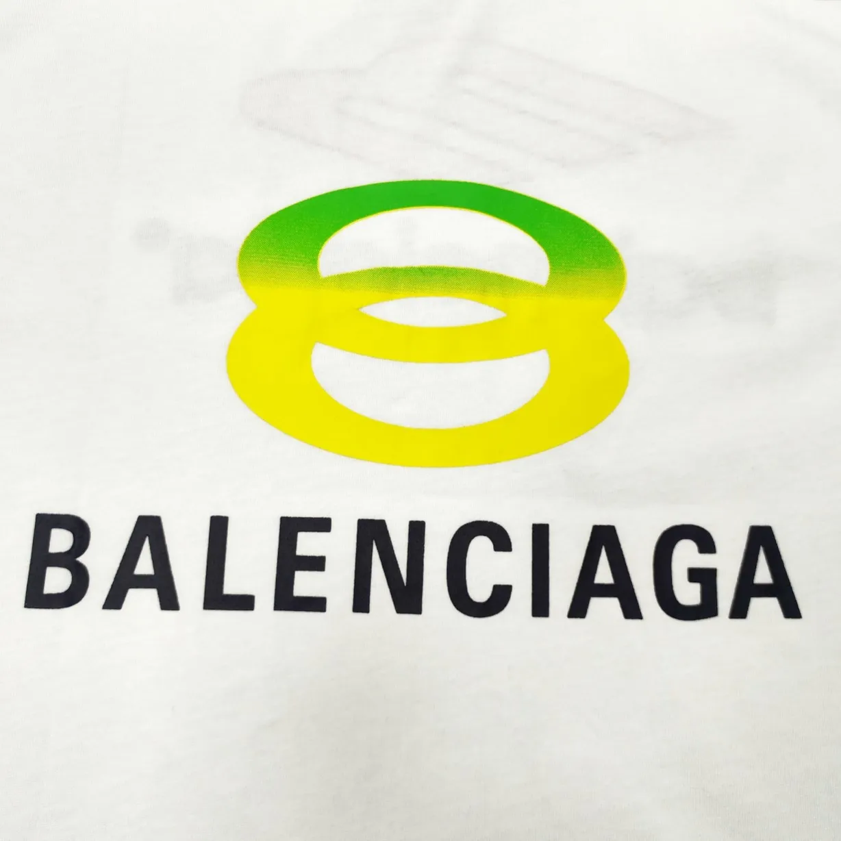 Top version BALENCIAGA Paris' new M-label LOGO letter embroidery short-sleeved T-shirt. The front arms are embroidered with imported Tajima machine heavy industry 10w+ needles. Fine embroidery without rough edges and miscellaneous threads. Very tight and obvious concave and convex texture. Custom-woven and dyed 260g combed cotton fabric. Zero color difference in threads. Perfect details. Different from the current version in the market. Welcome to compare. Same style for men and women. Must-sell in the picture above -Color: white black -SIZE: Xs S M L P:260