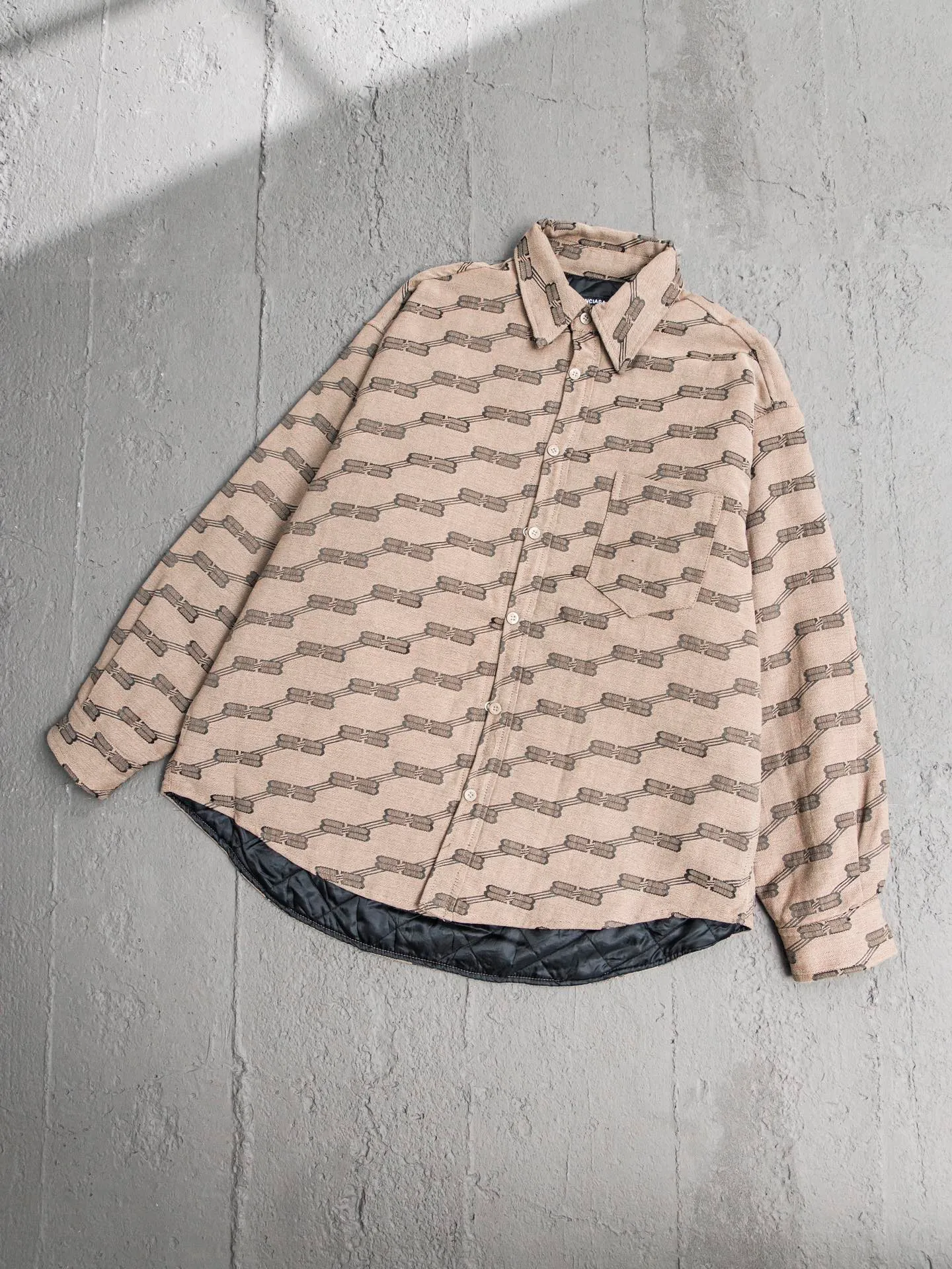 💰600 [Highest version] Balenciaga / Balenciaga Blcg 24FW catwalk style Double B lock second-hand jacquard lapel shirt jacket and cotton coat Correct version Raw material high-density cotton canvas Full jacquard process after final dyeing to create classic BB presbyopia pattern Diamond-shaped quilted cotton lining Selected long-staple cotton Warm and comfortable OS ultra-loose silhouette design The whole dress is made of positioning flowers + restored flowers on the front placket, purely hand-cut Original molded custom brand logo five-claw snap button Original main mark washed label tag packaging bag Color: black/khaki Size: 46/48/50/52 Size chart: Length Chest Shoulder width Sleeve length 46: 68 130 51 55 48: 70 134 53 56 50: 72 138 55 57 52: 74 142 57 58 Note: There is a difference of 1~2CM due to manual measurement.