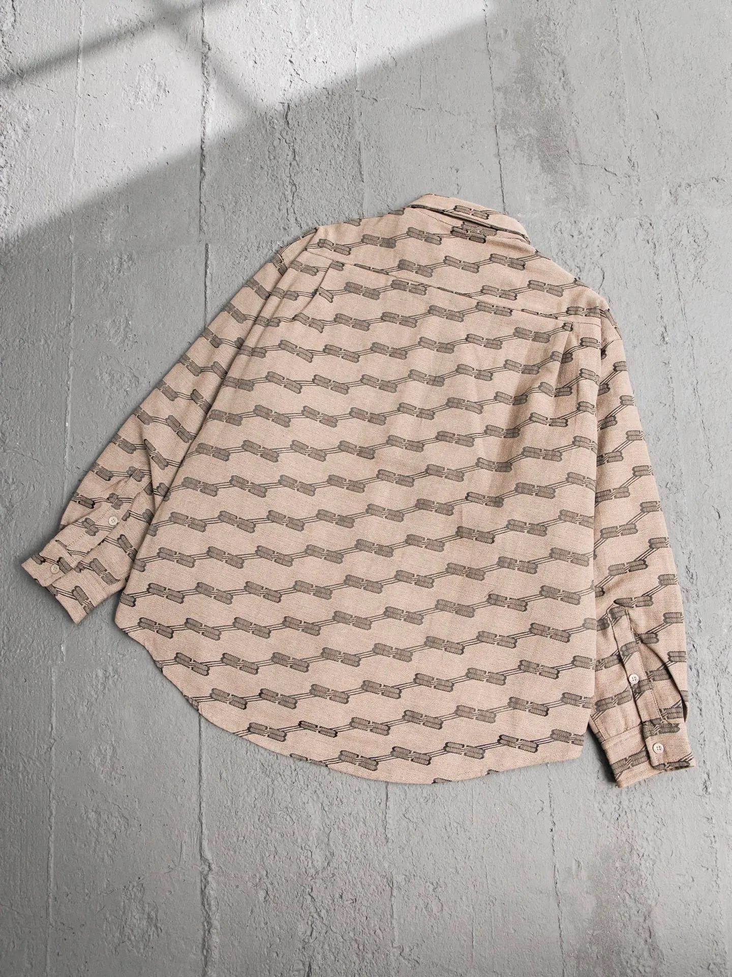 💰600 [Highest version] Balenciaga / Balenciaga Blcg 24FW catwalk style Double B lock second-hand jacquard lapel shirt jacket and cotton coat Correct version Raw material high-density cotton canvas Full jacquard process after final dyeing to create classic BB presbyopia pattern Diamond-shaped quilted cotton lining Selected long-staple cotton Warm and comfortable OS ultra-loose silhouette design The whole dress is made of positioning flowers + restored flowers on the front placket, purely hand-cut Original molded custom brand logo five-claw snap button Original main mark washed label tag packaging bag Color: black/khaki Size: 46/48/50/52 Size chart: Length Chest Shoulder width Sleeve length 46: 68 130 51 55 48: 70 134 53 56 50: 72 138 55 57 52: 74 142 57 58 Note: There is a difference of 1~2CM due to manual measurement.