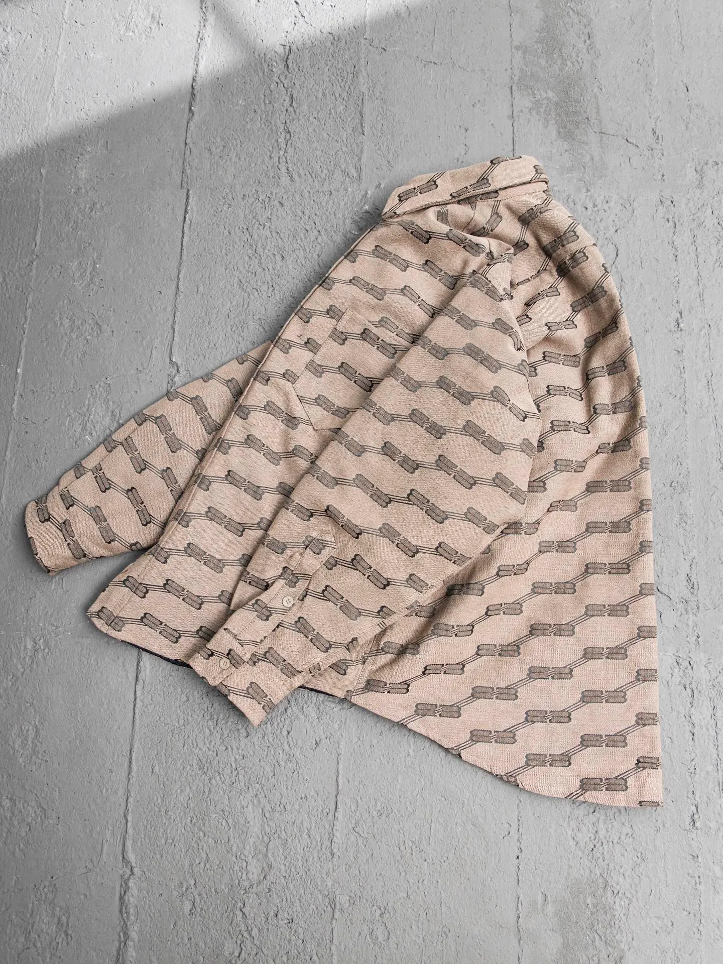 💰600 [Highest version] Balenciaga / Balenciaga Blcg 24FW catwalk style Double B lock second-hand jacquard lapel shirt jacket and cotton coat Correct version Raw material high-density cotton canvas Full jacquard process after final dyeing to create classic BB presbyopia pattern Diamond-shaped quilted cotton lining Selected long-staple cotton Warm and comfortable OS ultra-loose silhouette design The whole dress is made of positioning flowers + restored flowers on the front placket, purely hand-cut Original molded custom brand logo five-claw snap button Original main mark washed label tag packaging bag Color: black/khaki Size: 46/48/50/52 Size chart: Length Chest Shoulder width Sleeve length 46: 68 130 51 55 48: 70 134 53 56 50: 72 138 55 57 52: 74 142 57 58 Note: There is a difference of 1~2CM due to manual measurement.