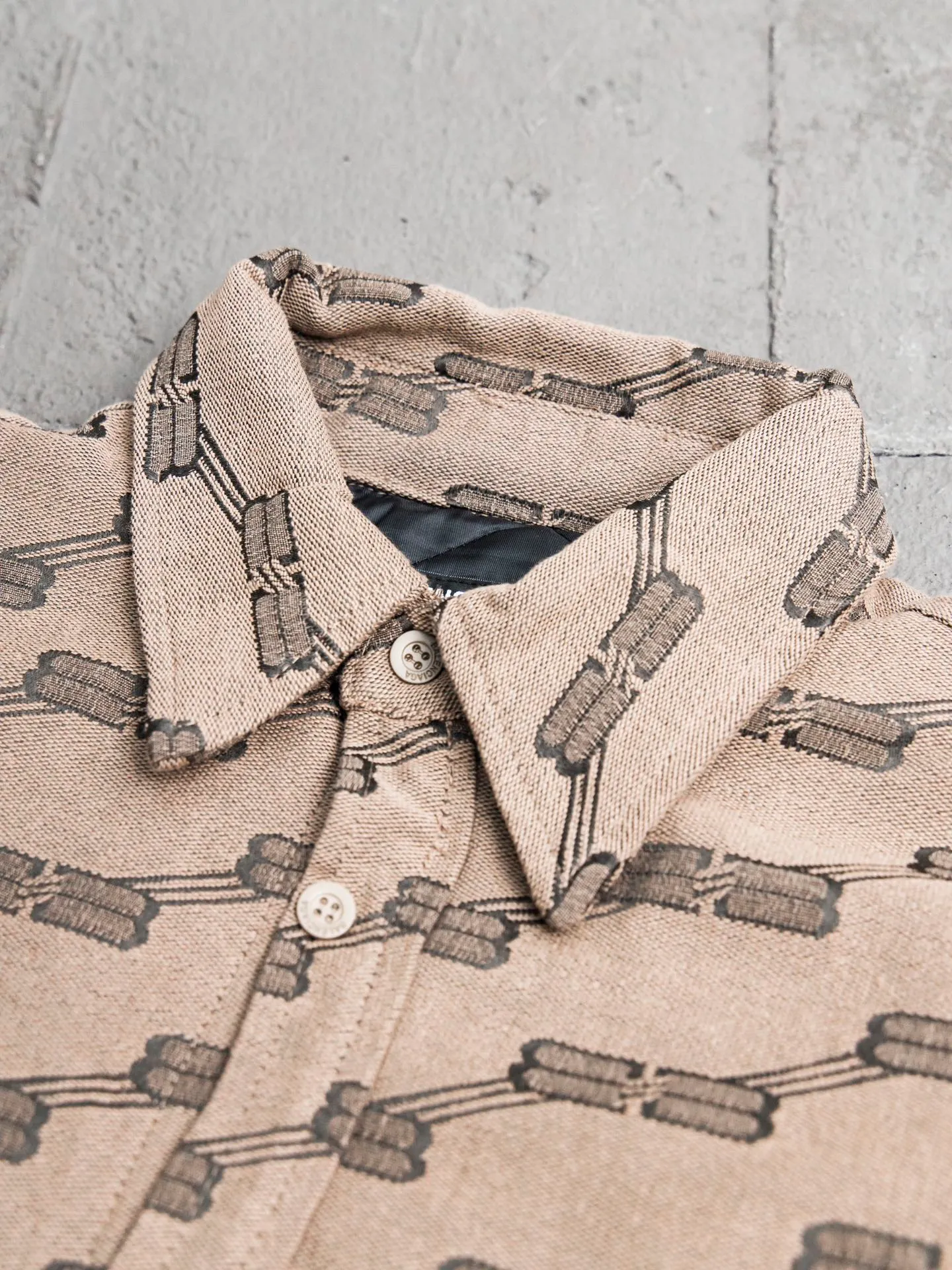 💰600 [Highest version] Balenciaga / Balenciaga Blcg 24FW catwalk style Double B lock second-hand jacquard lapel shirt jacket and cotton coat Correct version Raw material high-density cotton canvas Full jacquard process after final dyeing to create classic BB presbyopia pattern Diamond-shaped quilted cotton lining Selected long-staple cotton Warm and comfortable OS ultra-loose silhouette design The whole dress is made of positioning flowers + restored flowers on the front placket, purely hand-cut Original molded custom brand logo five-claw snap button Original main mark washed label tag packaging bag Color: black/khaki Size: 46/48/50/52 Size chart: Length Chest Shoulder width Sleeve length 46: 68 130 51 55 48: 70 134 53 56 50: 72 138 55 57 52: 74 142 57 58 Note: There is a difference of 1~2CM due to manual measurement.