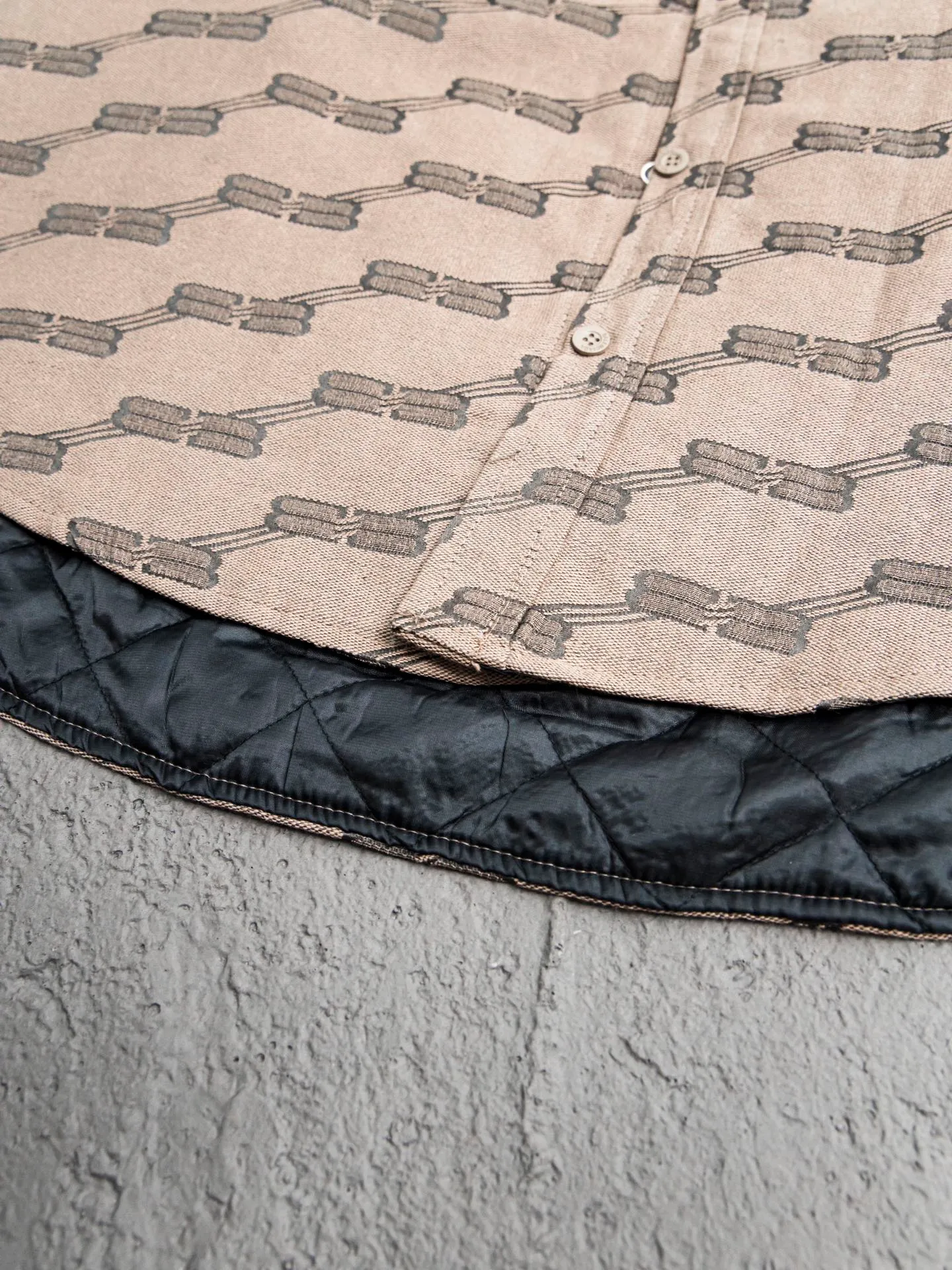 💰600 [Highest version] Balenciaga / Balenciaga Blcg 24FW catwalk style Double B lock second-hand jacquard lapel shirt jacket and cotton coat Correct version Raw material high-density cotton canvas Full jacquard process after final dyeing to create classic BB presbyopia pattern Diamond-shaped quilted cotton lining Selected long-staple cotton Warm and comfortable OS ultra-loose silhouette design The whole dress is made of positioning flowers + restored flowers on the front placket, purely hand-cut Original molded custom brand logo five-claw snap button Original main mark washed label tag packaging bag Color: black/khaki Size: 46/48/50/52 Size chart: Length Chest Shoulder width Sleeve length 46: 68 130 51 55 48: 70 134 53 56 50: 72 138 55 57 52: 74 142 57 58 Note: There is a difference of 1~2CM due to manual measurement.