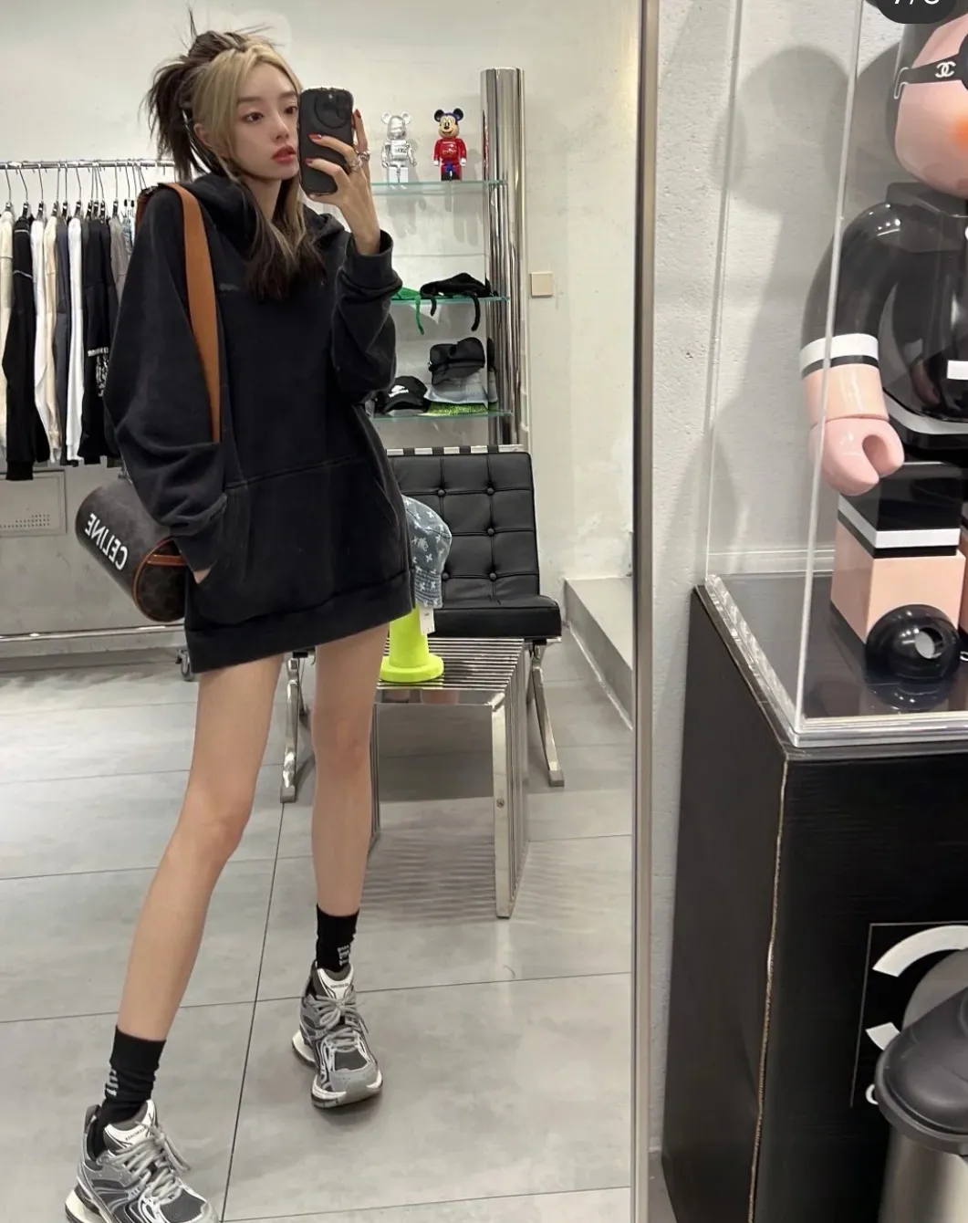 ♻️💯Upper body reference model picture❤️Spring and autumn BALENCIAGA new tape letter printing male and female couple star same style pure cotton hoodie hooded sweatshirt Made of 26-count double-yarn plain weave David's clothing, with a fish pattern bottom weighing 420 grams, 21-count double-yarn flat knitting ribs, the fabric is washed and cut to eliminate lint, 100% cotton resin cap cord, imported loom, custom-woven and dyed fabric, the yarn is 18SJC, custom-dyed threaded cap cord, front and rear webs The board is hand-printed, precision mesh is used to make the stencil, and imported environmentally friendly slurry is scraped. The letters are clearly restored, and the spacing between letters is all in line with the original version. The font size is consistent with the original version, and the comparison code number ratio is increased and enlarged. The letters are strictly aligned, and the spacing ratio and three-dimensional sense are highly restored. The printing has no burrs. Basically, the color difference is minimized to be infinitely close. The printing is transparent and has no burrs. The yarn is made of 18SJC and imported oil-proof treated thread, so there will be no oil stains. The car is an imported car with a silver sword and a knife, which does not eat the cloth and leaves no cloth. The sewing machine needle uses a No. 9 round-head needle, which does not cause any oil stains. The fibers of the fabric are punctured without breaking. The threading density is 3CM/14 needles. It is tight and not loose or sparse. The double-layer stitching of the back collar is firm and tight. The double-chain threading of the shoulders is tight. The hem is tightened. The fabric is full of drape. The pattern is consistent. From the dyeing to the process, the color and positioning are completely matched. Three standards for customized accessories. Size: XS-L Color: Washed Black P:450