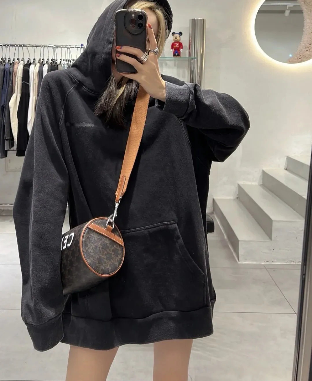 ♻️💯Upper body reference model picture❤️Spring and autumn BALENCIAGA new tape letter printing male and female couple star same style pure cotton hoodie hooded sweatshirt Made of 26-count double-yarn plain weave David's clothing, with a fish pattern bottom weighing 420 grams, 21-count double-yarn flat knitting ribs, the fabric is washed and cut to eliminate lint, 100% cotton resin cap cord, imported loom, custom-woven and dyed fabric, the yarn is 18SJC, custom-dyed threaded cap cord, front and rear webs The board is hand-printed, precision mesh is used to make the stencil, and imported environmentally friendly slurry is scraped. The letters are clearly restored, and the spacing between letters is all in line with the original version. The font size is consistent with the original version, and the comparison code number ratio is increased and enlarged. The letters are strictly aligned, and the spacing ratio and three-dimensional sense are highly restored. The printing has no burrs. Basically, the color difference is minimized to be infinitely close. The printing is transparent and has no burrs. The yarn is made of 18SJC and imported oil-proof treated thread, so there will be no oil stains. The car is an imported car with a silver sword and a knife, which does not eat the cloth and leaves no cloth. The sewing machine needle uses a No. 9 round-head needle, which does not cause any oil stains. The fibers of the fabric are punctured without breaking. The threading density is 3CM/14 needles. It is tight and not loose or sparse. The double-layer stitching of the back collar is firm and tight. The double-chain threading of the shoulders is tight. The hem is tightened. The fabric is full of drape. The pattern is consistent. From the dyeing to the process, the color and positioning are completely matched. Three standards for customized accessories. Size: XS-L Color: Washed Black P:450