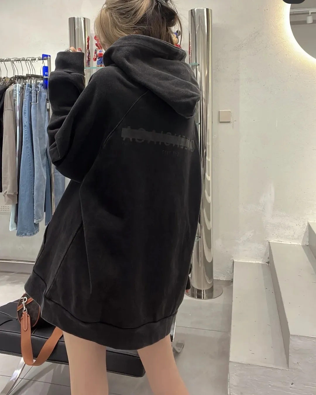 ♻️💯Upper body reference model picture❤️Spring and autumn BALENCIAGA new tape letter printing male and female couple star same style pure cotton hoodie hooded sweatshirt Made of 26-count double-yarn plain weave David's clothing, with a fish pattern bottom weighing 420 grams, 21-count double-yarn flat knitting ribs, the fabric is washed and cut to eliminate lint, 100% cotton resin cap cord, imported loom, custom-woven and dyed fabric, the yarn is 18SJC, custom-dyed threaded cap cord, front and rear webs The board is hand-printed, precision mesh is used to make the stencil, and imported environmentally friendly slurry is scraped. The letters are clearly restored, and the spacing between letters is all in line with the original version. The font size is consistent with the original version, and the comparison code number ratio is increased and enlarged. The letters are strictly aligned, and the spacing ratio and three-dimensional sense are highly restored. The printing has no burrs. Basically, the color difference is minimized to be infinitely close. The printing is transparent and has no burrs. The yarn is made of 18SJC and imported oil-proof treated thread, so there will be no oil stains. The car is an imported car with a silver sword and a knife, which does not eat the cloth and leaves no cloth. The sewing machine needle uses a No. 9 round-head needle, which does not cause any oil stains. The fibers of the fabric are punctured without breaking. The threading density is 3CM/14 needles. It is tight and not loose or sparse. The double-layer stitching of the back collar is firm and tight. The double-chain threading of the shoulders is tight. The hem is tightened. The fabric is full of drape. The pattern is consistent. From the dyeing to the process, the color and positioning are completely matched. Three standards for customized accessories. Size: XS-L Color: Washed Black P:450