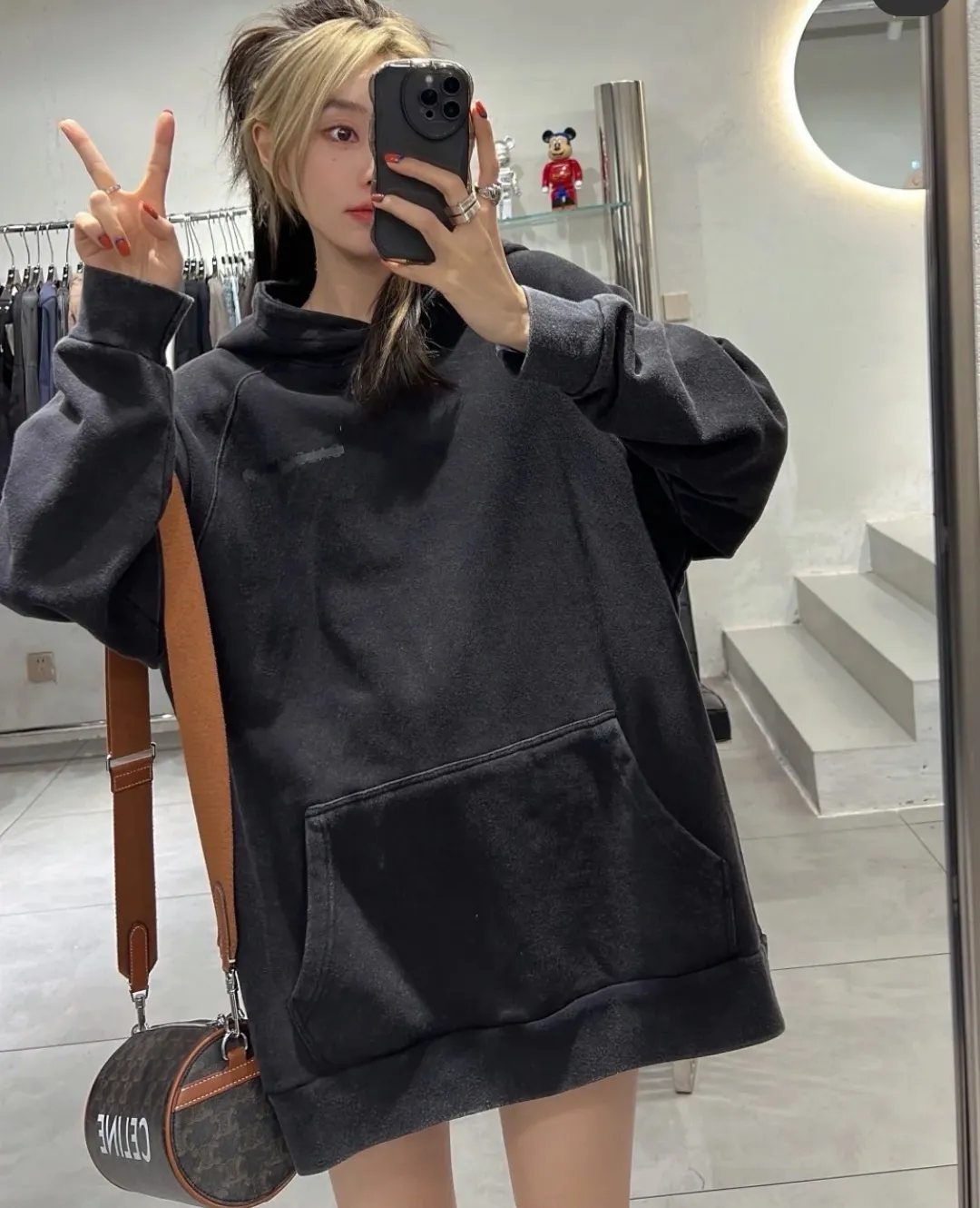 ♻️💯Upper body reference model picture❤️Spring and autumn BALENCIAGA new tape letter printing male and female couple star same style pure cotton hoodie hooded sweatshirt Made of 26-count double-yarn plain weave David's clothing, with a fish pattern bottom weighing 420 grams, 21-count double-yarn flat knitting ribs, the fabric is washed and cut to eliminate lint, 100% cotton resin cap cord, imported loom, custom-woven and dyed fabric, the yarn is 18SJC, custom-dyed threaded cap cord, front and rear webs The board is hand-printed, precision mesh is used to make the stencil, and imported environmentally friendly slurry is scraped. The letters are clearly restored, and the spacing between letters is all in line with the original version. The font size is consistent with the original version, and the comparison code number ratio is increased and enlarged. The letters are strictly aligned, and the spacing ratio and three-dimensional sense are highly restored. The printing has no burrs. Basically, the color difference is minimized to be infinitely close. The printing is transparent and has no burrs. The yarn is made of 18SJC and imported oil-proof treated thread, so there will be no oil stains. The car is an imported car with a silver sword and a knife, which does not eat the cloth and leaves no cloth. The sewing machine needle uses a No. 9 round-head needle, which does not cause any oil stains. The fibers of the fabric are punctured without breaking. The threading density is 3CM/14 needles. It is tight and not loose or sparse. The double-layer stitching of the back collar is firm and tight. The double-chain threading of the shoulders is tight. The hem is tightened. The fabric is full of drape. The pattern is consistent. From the dyeing to the process, the color and positioning are completely matched. Three standards for customized accessories. Size: XS-L Color: Washed Black P:450