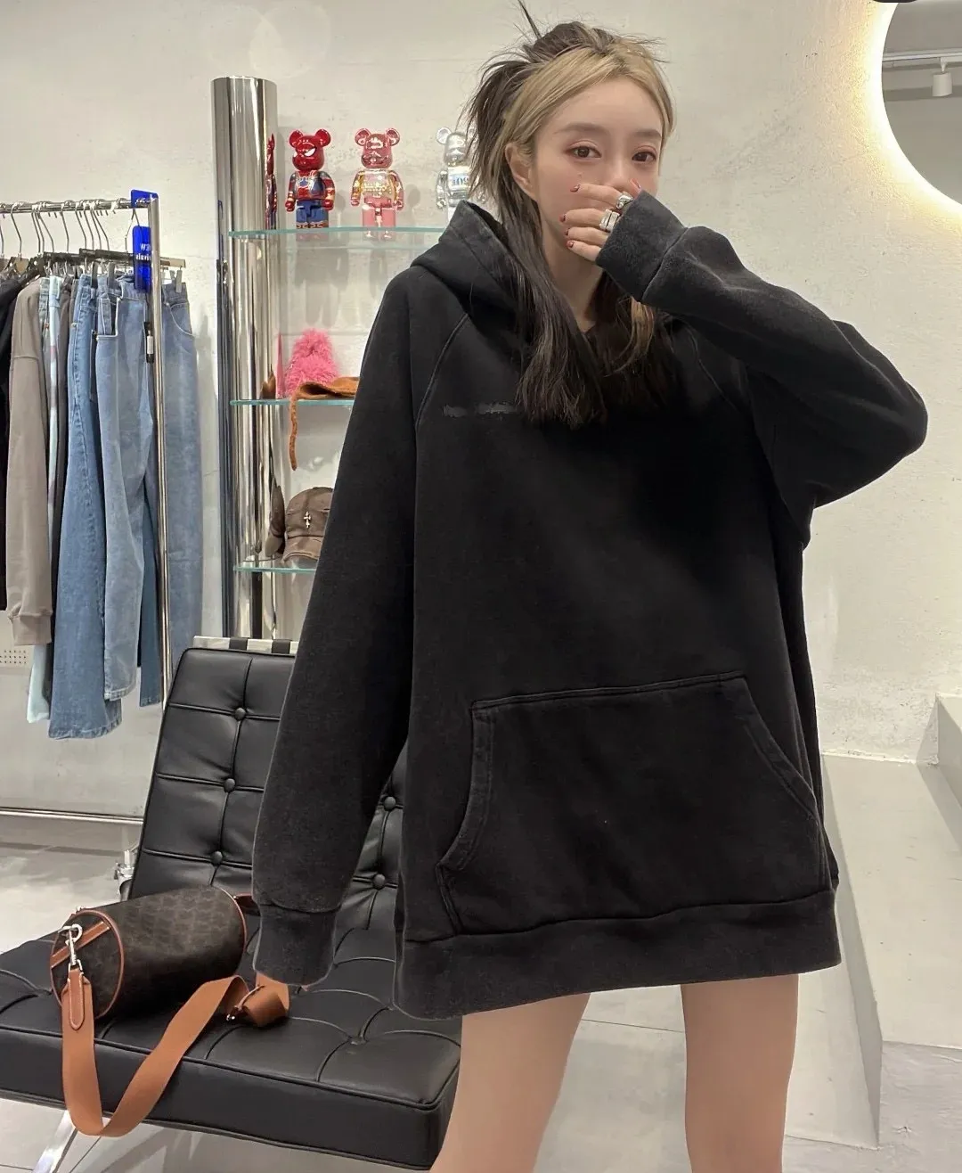 ♻️💯Upper body reference model picture❤️Spring and autumn BALENCIAGA new tape letter printing male and female couple star same style pure cotton hoodie hooded sweatshirt Made of 26-count double-yarn plain weave David's clothing, with a fish pattern bottom weighing 420 grams, 21-count double-yarn flat knitting ribs, the fabric is washed and cut to eliminate lint, 100% cotton resin cap cord, imported loom, custom-woven and dyed fabric, the yarn is 18SJC, custom-dyed threaded cap cord, front and rear webs The board is hand-printed, precision mesh is used to make the stencil, and imported environmentally friendly slurry is scraped. The letters are clearly restored, and the spacing between letters is all in line with the original version. The font size is consistent with the original version, and the comparison code number ratio is increased and enlarged. The letters are strictly aligned, and the spacing ratio and three-dimensional sense are highly restored. The printing has no burrs. Basically, the color difference is minimized to be infinitely close. The printing is transparent and has no burrs. The yarn is made of 18SJC and imported oil-proof treated thread, so there will be no oil stains. The car is an imported car with a silver sword and a knife, which does not eat the cloth and leaves no cloth. The sewing machine needle uses a No. 9 round-head needle, which does not cause any oil stains. The fibers of the fabric are punctured without breaking. The threading density is 3CM/14 needles. It is tight and not loose or sparse. The double-layer stitching of the back collar is firm and tight. The double-chain threading of the shoulders is tight. The hem is tightened. The fabric is full of drape. The pattern is consistent. From the dyeing to the process, the color and positioning are completely matched. Three standards for customized accessories. Size: XS-L Color: Washed Black P:450