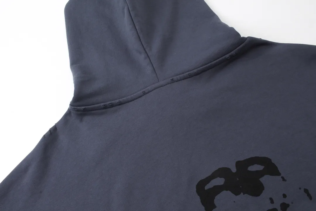 🅿️300 Detailed picture [Top version. Official website quality] BALENCI*GA/Paris BALENCI*GA#BB hand-painted graffiti long-sleeved hooded sweatshirt. 2023 autumn and winter new products. Brick cabinet synchronization. The fabric is made of Paris ZP custom-woven and dyed cotton double-yarn David sweatshirt. The weight is 450 grams, the cloth surface is clean. The cloth pattern is clear. Soft and comfortable. Good color fastness. Not easy to change color. The threads are woven and dyed with no color difference. The printing uses a round machine hand-painted effect. No burrs. The color follows the original board. The whole piece of clothing is hand-made and worn. The brick cabinet is restored. The version adopts the OS loose shoulder style. Same style for men and women. Coding: BL238018 Color: black, white, gray blue, pink Size: XS S M L