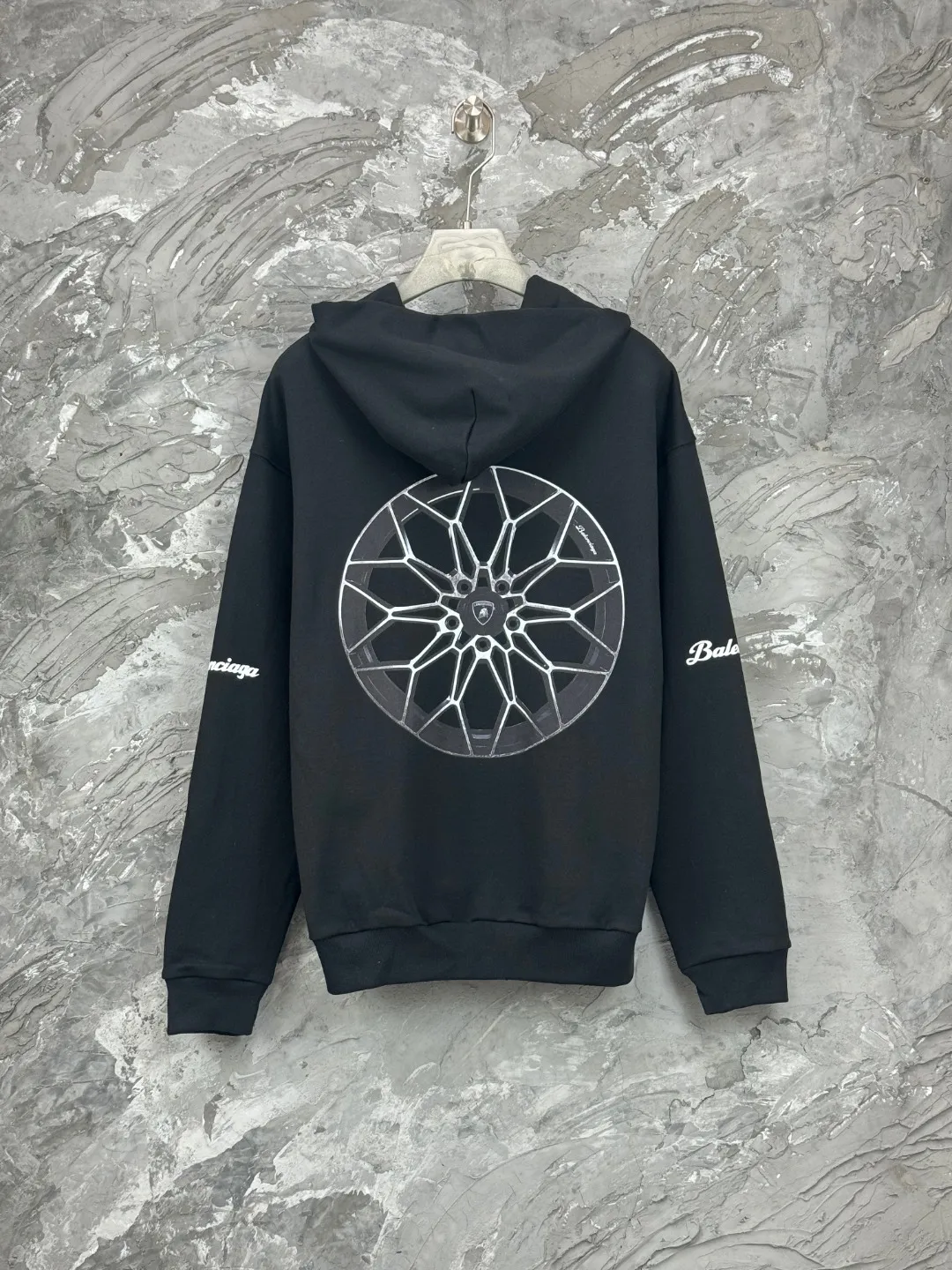 🅿️430 - BALENCI*GA Paris co-branded Lamborghini hooded zipper sweatshirt. The front and rear embroidery printing is done by computer direct printing. Customized matching hardware. The letters are clear. The effect is three-dimensional. Exclusively pattern-woven and dyed 460g fabric. Threads are dyed in the same cylinder with zero color difference. Brick cabinet synchronization. Welcome to compare. Same style for men and women -Color: Black -SIZE: Xs S M L Style No. 8985#