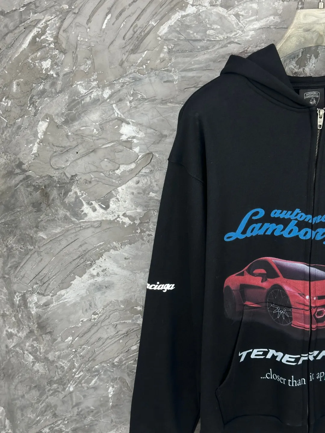 🅿️430 - BALENCI*GA Paris co-branded Lamborghini hooded zipper sweatshirt. The front and rear embroidery printing is done by computer direct printing. Customized matching hardware. The letters are clear. The effect is three-dimensional. Exclusively pattern-woven and dyed 460g fabric. Threads are dyed in the same cylinder with zero color difference. Brick cabinet synchronization. Welcome to compare. Same style for men and women -Color: Black -SIZE: Xs S M L Style No. 8985#