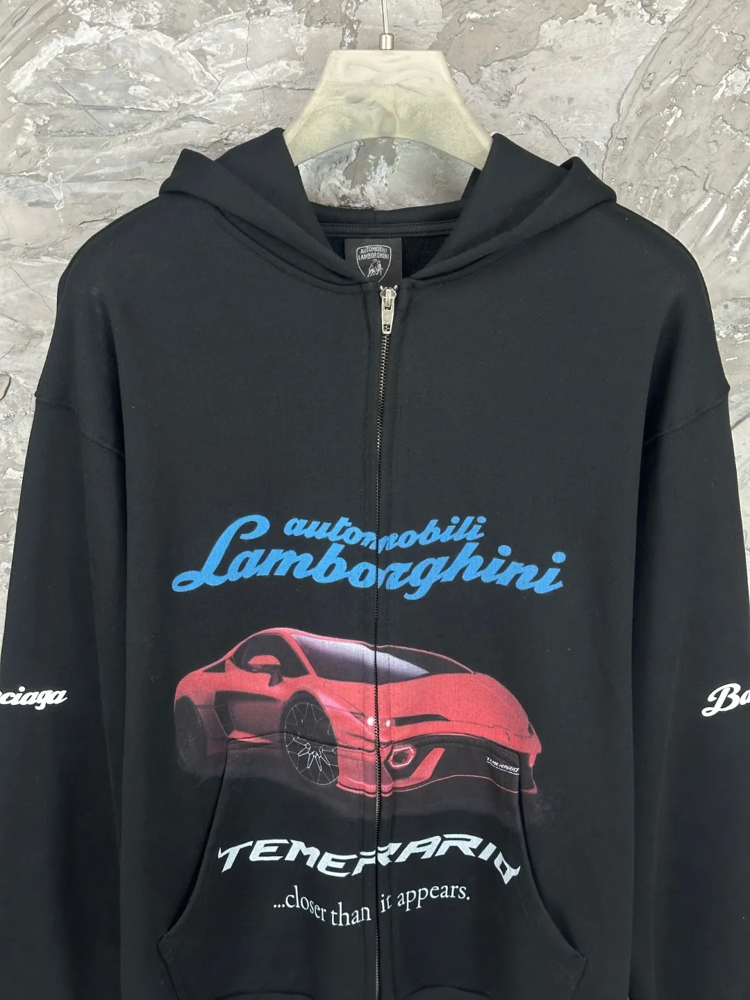 🅿️430 - BALENCI*GA Paris co-branded Lamborghini hooded zipper sweatshirt. The front and rear embroidery printing is done by computer direct printing. Customized matching hardware. The letters are clear. The effect is three-dimensional. Exclusively pattern-woven and dyed 460g fabric. Threads are dyed in the same cylinder with zero color difference. Brick cabinet synchronization. Welcome to compare. Same style for men and women -Color: Black -SIZE: Xs S M L Style No. 8985#