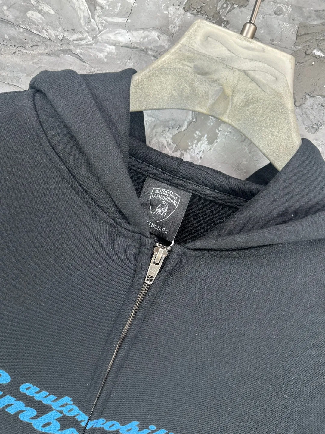 🅿️430 - BALENCI*GA Paris co-branded Lamborghini hooded zipper sweatshirt. The front and rear embroidery printing is done by computer direct printing. Customized matching hardware. The letters are clear. The effect is three-dimensional. Exclusively pattern-woven and dyed 460g fabric. Threads are dyed in the same cylinder with zero color difference. Brick cabinet synchronization. Welcome to compare. Same style for men and women -Color: Black -SIZE: Xs S M L Style No. 8985#