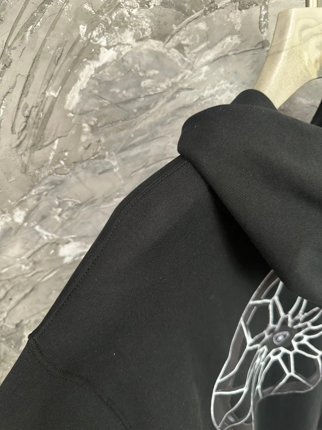 🅿️430 - BALENCI*GA Paris co-branded Lamborghini hooded zipper sweatshirt. The front and rear embroidery printing is done by computer direct printing. Customized matching hardware. The letters are clear. The effect is three-dimensional. Exclusively pattern-woven and dyed 460g fabric. Threads are dyed in the same cylinder with zero color difference. Brick cabinet synchronization. Welcome to compare. Same style for men and women -Color: Black -SIZE: Xs S M L Style No. 8985#