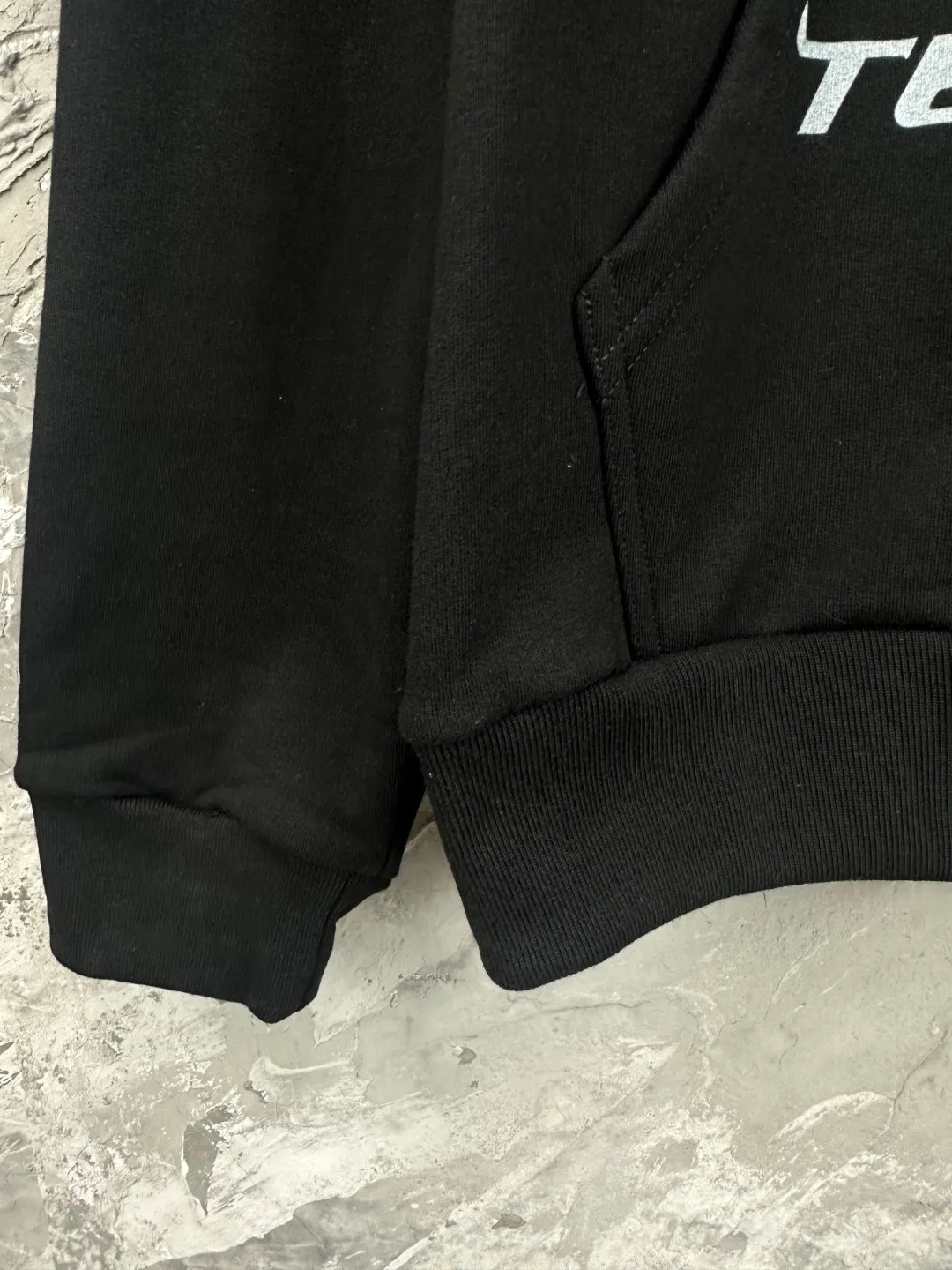 🅿️430 - BALENCI*GA Paris co-branded Lamborghini hooded zipper sweatshirt. The front and rear embroidery printing is done by computer direct printing. Customized matching hardware. The letters are clear. The effect is three-dimensional. Exclusively pattern-woven and dyed 460g fabric. Threads are dyed in the same cylinder with zero color difference. Brick cabinet synchronization. Welcome to compare. Same style for men and women -Color: Black -SIZE: Xs S M L Style No. 8985#