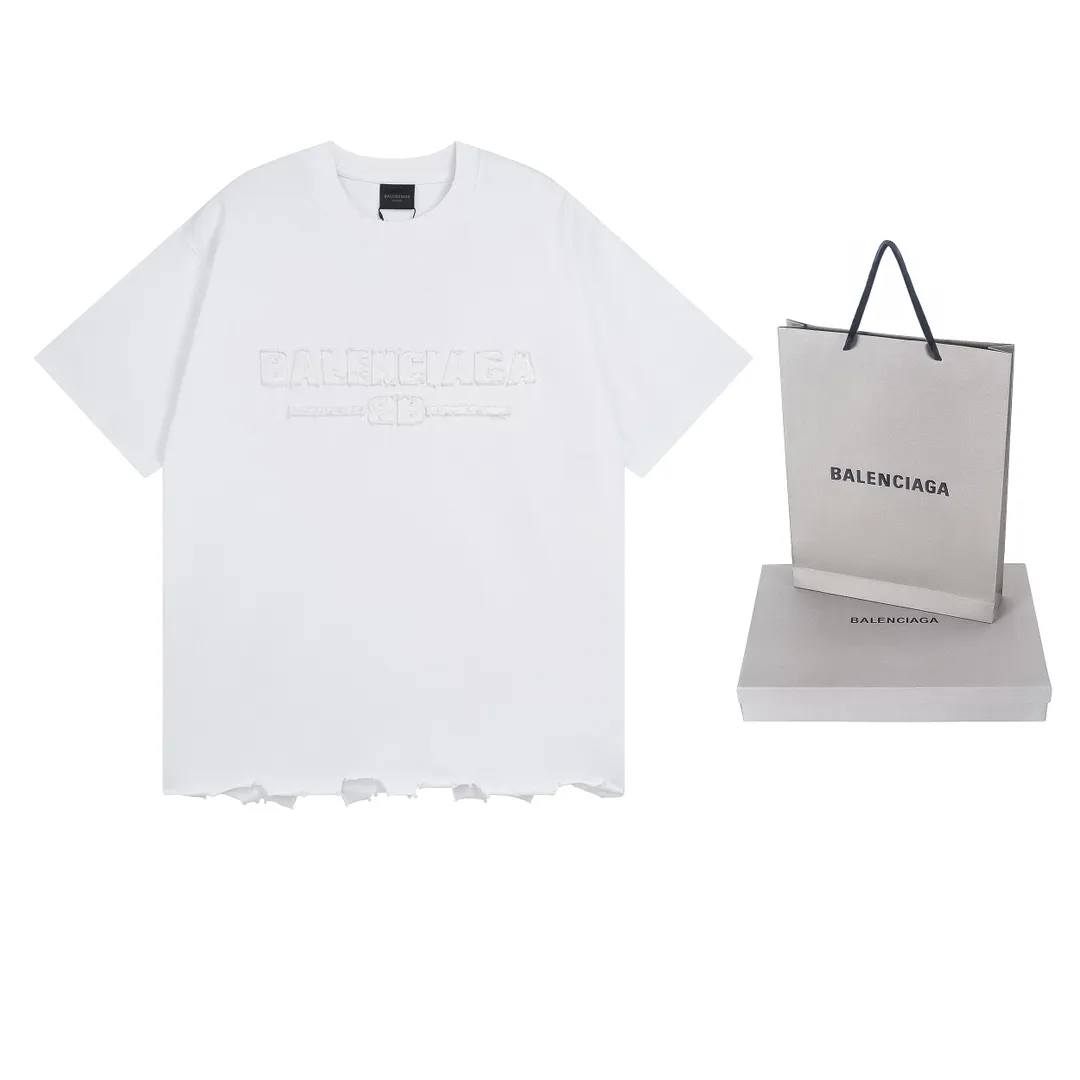 🅿️200 Actual pictures [Top version. Official website quality] BALENCI*GA/Paris #2025 new style letter LOGO chest patch embroidery, washed and worn hem, hand-polished short-sleeved T-shirt. Welcome to compare. The fabric is made of Paris ZP custom-woven and dyed cotton double yarn, with a weight of 260 grams. The cloth surface is clean. The cloth pattern is clear, soft and comfortable. The threads are dyed with no color difference. The classic letter LOGO is embroidered with imported Tajima embroidery machine. The effect is three-dimensional. Restore the brick cabinet, adopt OS loose shoulder style. Same style for men and women. Coding: BL253651 Color: washed black, white Size: XS S M L