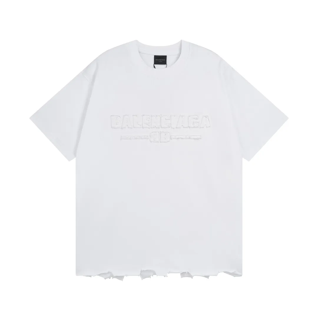🅿️200 Actual pictures [Top version. Official website quality] BALENCI*GA/Paris #2025 new style letter LOGO chest patch embroidery, washed and worn hem, hand-polished short-sleeved T-shirt. Welcome to compare. The fabric is made of Paris ZP custom-woven and dyed cotton double yarn, with a weight of 260 grams. The cloth surface is clean. The cloth pattern is clear, soft and comfortable. The threads are dyed with no color difference. The classic letter LOGO is embroidered with imported Tajima embroidery machine. The effect is three-dimensional. Restore the brick cabinet, adopt OS loose shoulder style. Same style for men and women. Coding: BL253651 Color: washed black, white Size: XS S M L