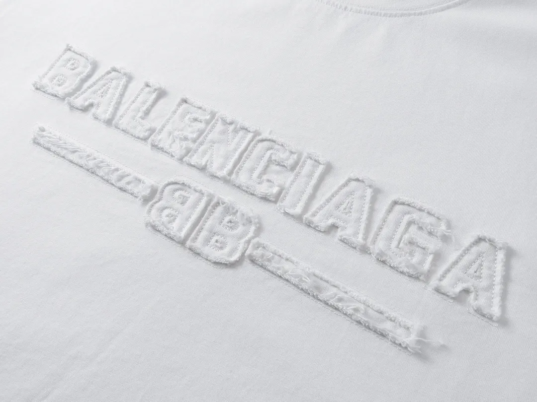 🅿️200 Actual pictures [Top version. Official website quality] BALENCI*GA/Paris #2025 new style letter LOGO chest patch embroidery, washed and worn hem, hand-polished short-sleeved T-shirt. Welcome to compare. The fabric is made of Paris ZP custom-woven and dyed cotton double yarn, with a weight of 260 grams. The cloth surface is clean. The cloth pattern is clear, soft and comfortable. The threads are dyed with no color difference. The classic letter LOGO is embroidered with imported Tajima embroidery machine. The effect is three-dimensional. Restore the brick cabinet, adopt OS loose shoulder style. Same style for men and women. Coding: BL253651 Color: washed black, white Size: XS S M L