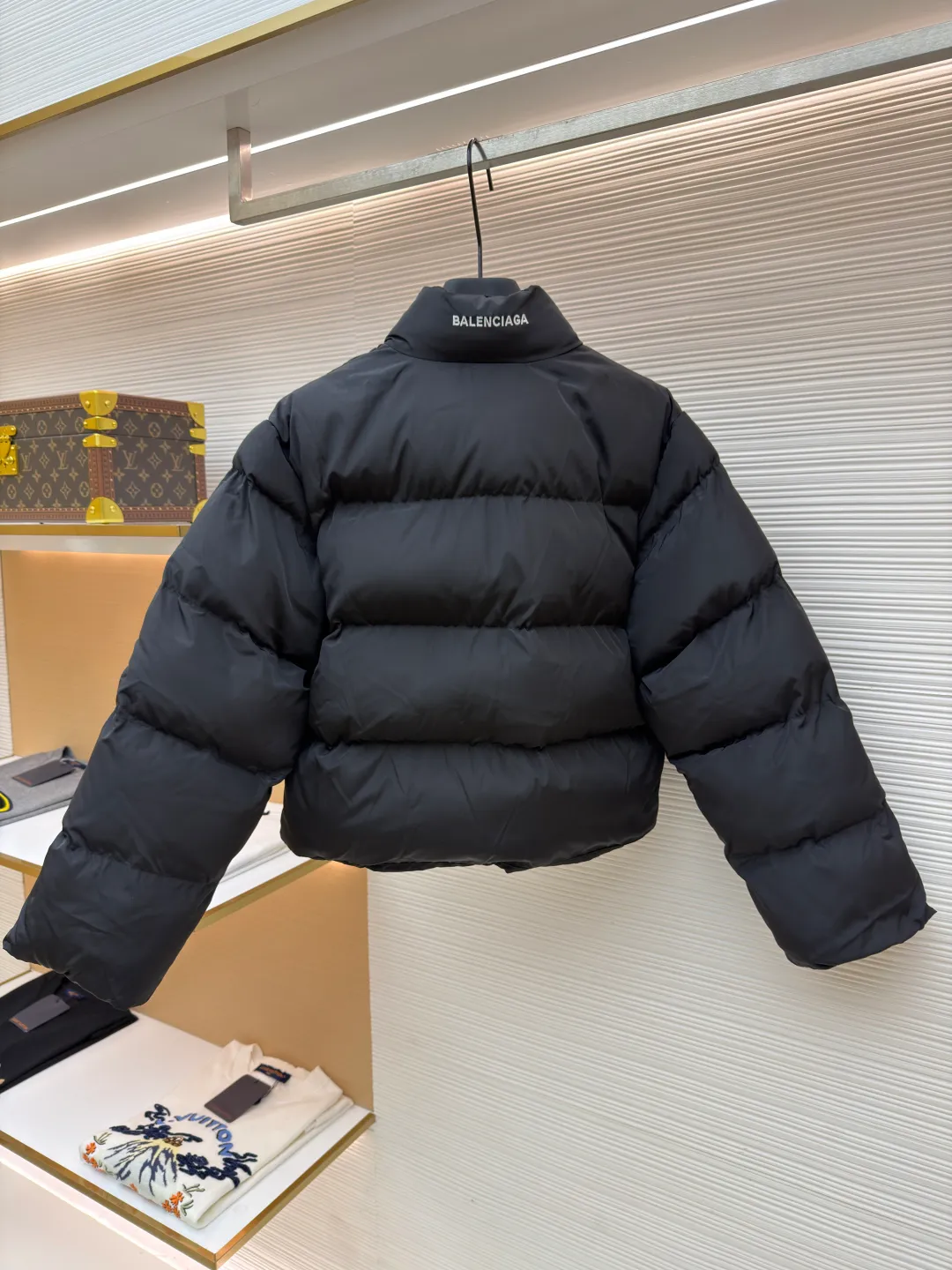 Balenciaga Waist Cotton Jacket ●Original version: Purchased and developed for 23500 ●Item No.: 1682007-B50 ●Fabric: 100% cotton ●Technology: Mechanical down filling ●Color: black ●Version: Fitted version ●Weight: about 1005 grams ●Size: S-M-L ●Description: Customized high-density nylon soft silk, delicate and smooth, comfortable and close to the skin, with classic black as the curtain, giving a deep sensory luxury Using deconstruction as the knife and the future as the ink, the waist is uniquely designed. Rebellion from hiding to emphasizing is the visual anchor of style. Balenciaga logo embroidery is embellished on the back collar. It is low-key and powerful and highlights the brand style. Use forward-looking design concepts to lead the fashion trend and enjoy new heights of fashion. Use imported machine embroidery technology. Use advanced computer control systems and precision mechanical components to realize Balenciaga embroidery operations with high precision. The lines are smooth and delicate, and are purely hand-made and disassembled after washing. After completing the initial combination of the lining cloth and the cotton piece, the craftsman will make further adjustments and disassembly in the water. The lining cloth and the cotton piece can achieve a perfect combination, making the lining cloth and the cotton piece more closely combined. It is beautiful and neat, and the template machine opens the bag. The preset template guides the position, shape and size of the bag opening. The accuracy ensures the quality of the bag opening effect. The overall wiring is straight and delicate, the fabric is comfortable and soft, and the color is consistent without color difference. It can be matched with the same style to create a fashionable look and control various occasions. Customized accessories, complete with three standards, same style for men and women!